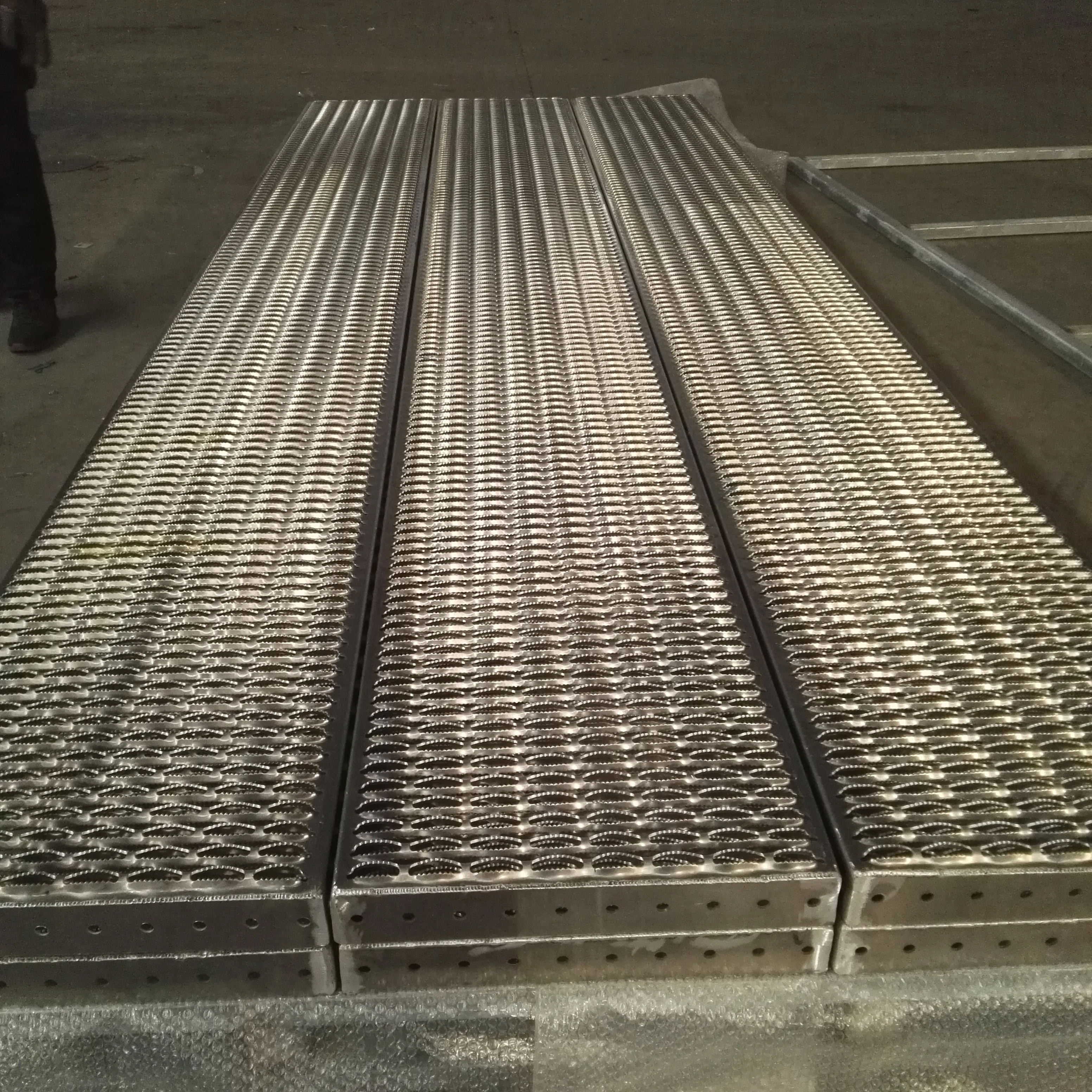Factory price crocodile mouth anti slip metal perforated sheet aluminum walkway grating