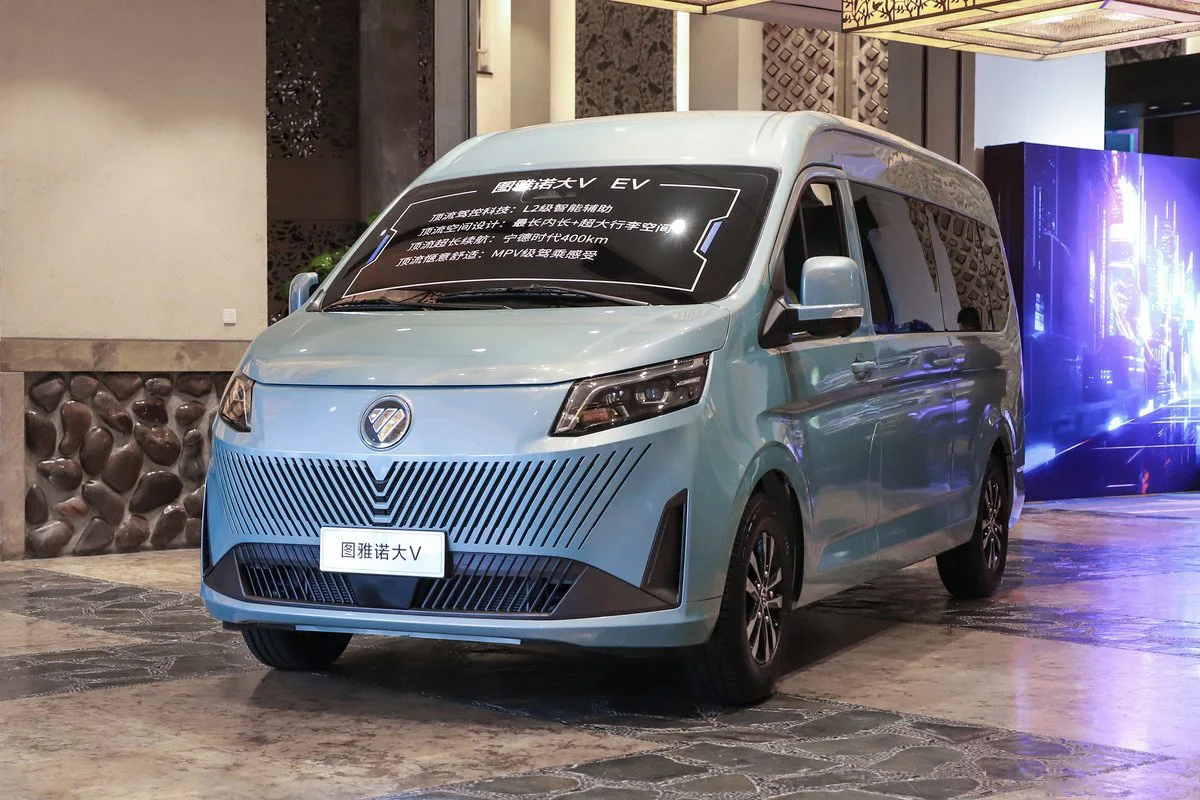 Direct sales reasonable price 5.49m 4 doors 4 wheels 215/75R16LT tyres 9 seater battery capacity 77.28kWh ev van