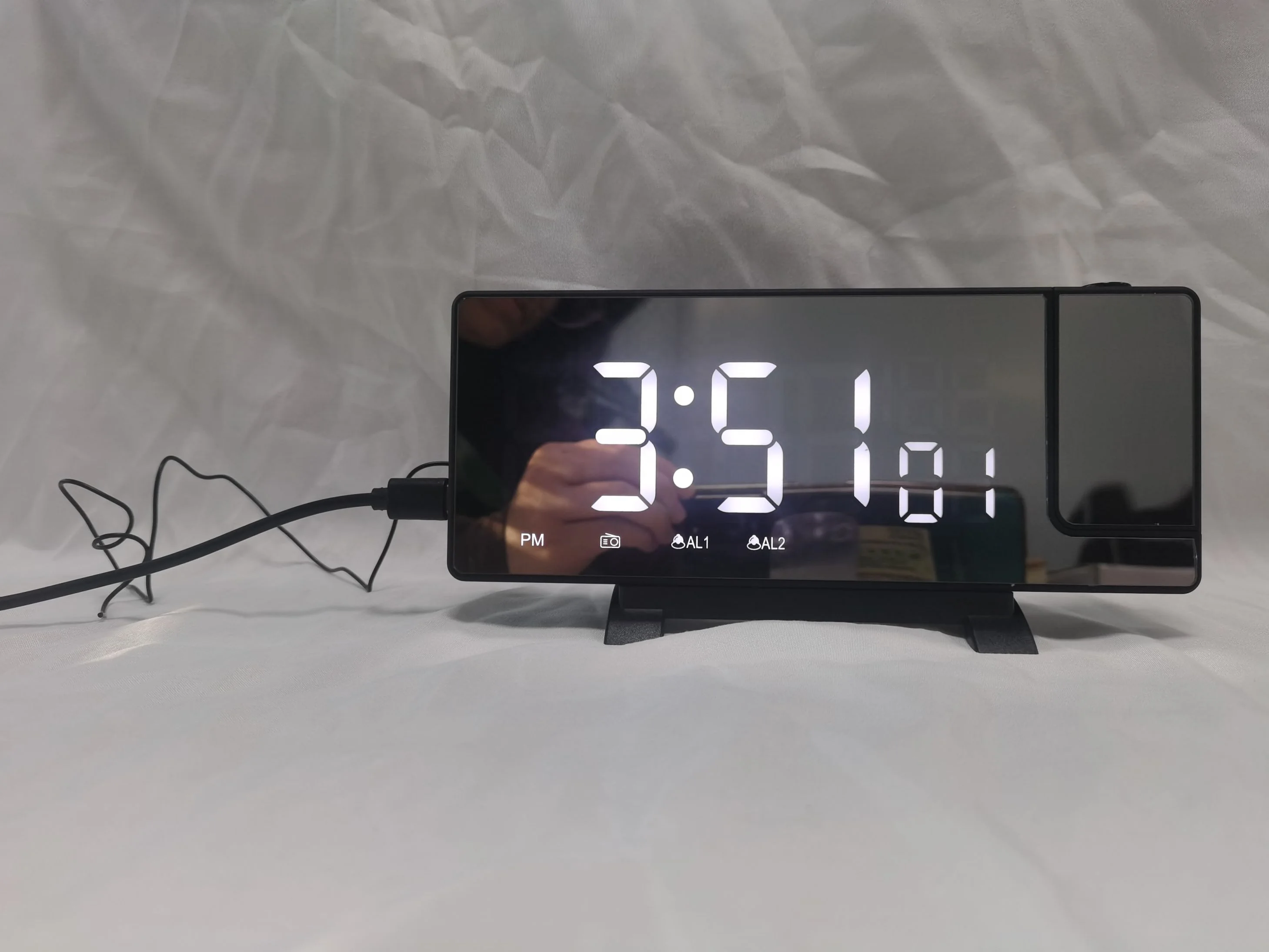 Цифровые настольные часы со светодиодной проекцией, Настольные Цифровые часы с радио, зарядным устройством для телефона, с проектором и радиоуправлением