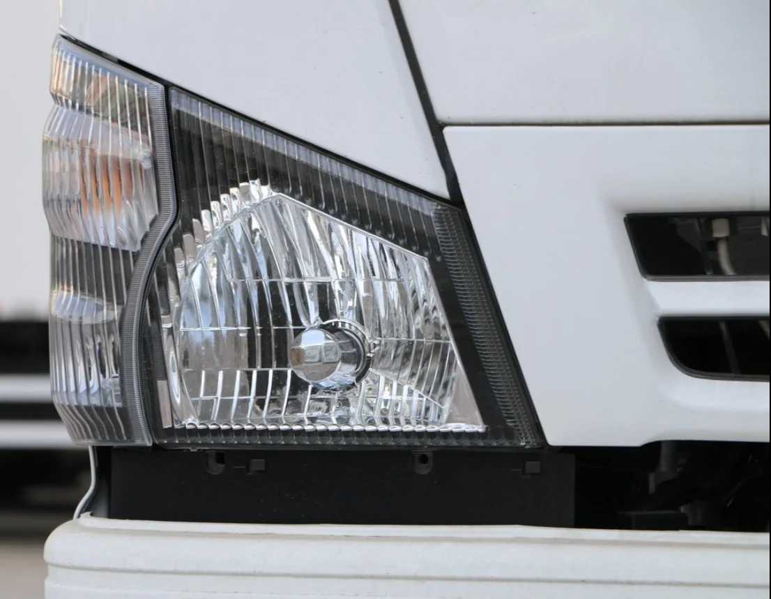 ISUZU 600P 4KH1 engine left hand drive 6 wheels 120HP light duty double cabin cargo truck