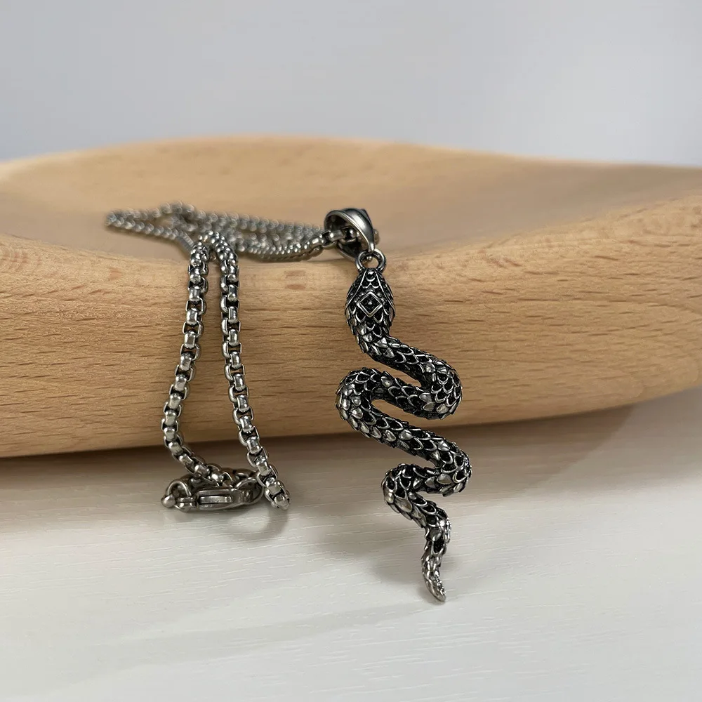ODM Hot selling personality creative stainless steel serpentine pendant necklace Hip hop snake fashion jewelry necklaces men