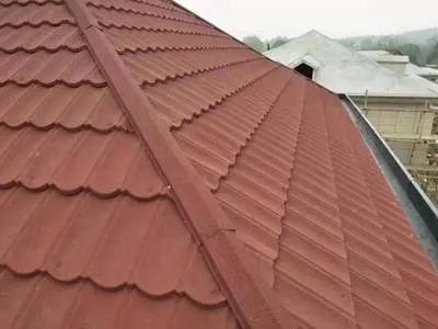 Красная каменная черепица с покрытием высококачественная металлическая плитка индивидуальная крыша и цветная