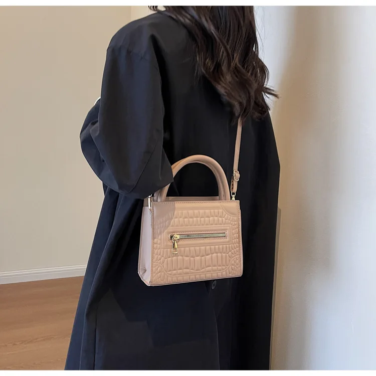 2024 New Ladies Crocodile Messenger Bag Fashionable Solid Color Shoulder Armpit Handbag Large Capacity Casual No Deformation