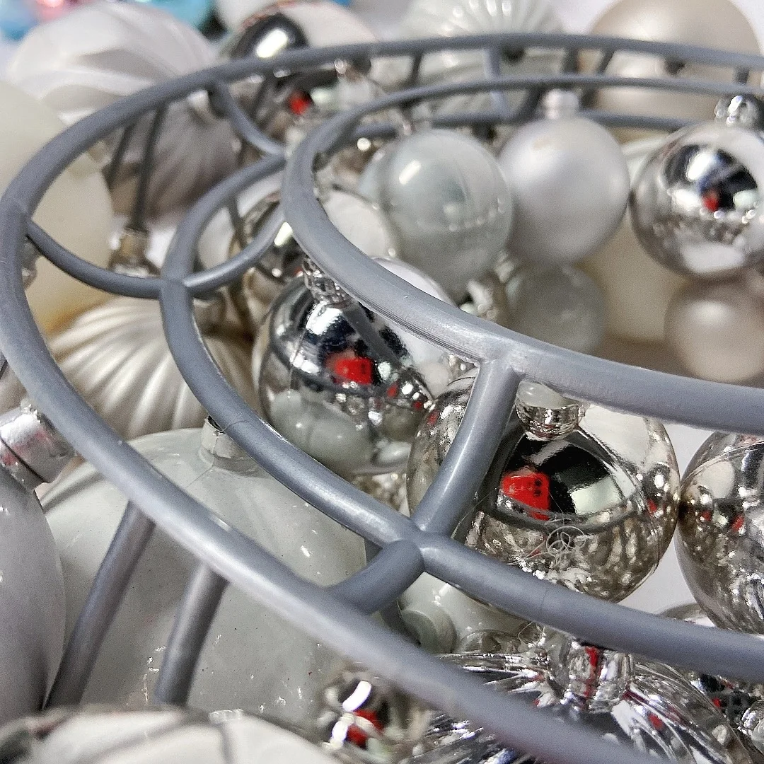 Ssenmasine 13 inch Christmas decoration supplier 33cm bauble wreaths Indoor Christmas Decoration plastic christmas ball wreath