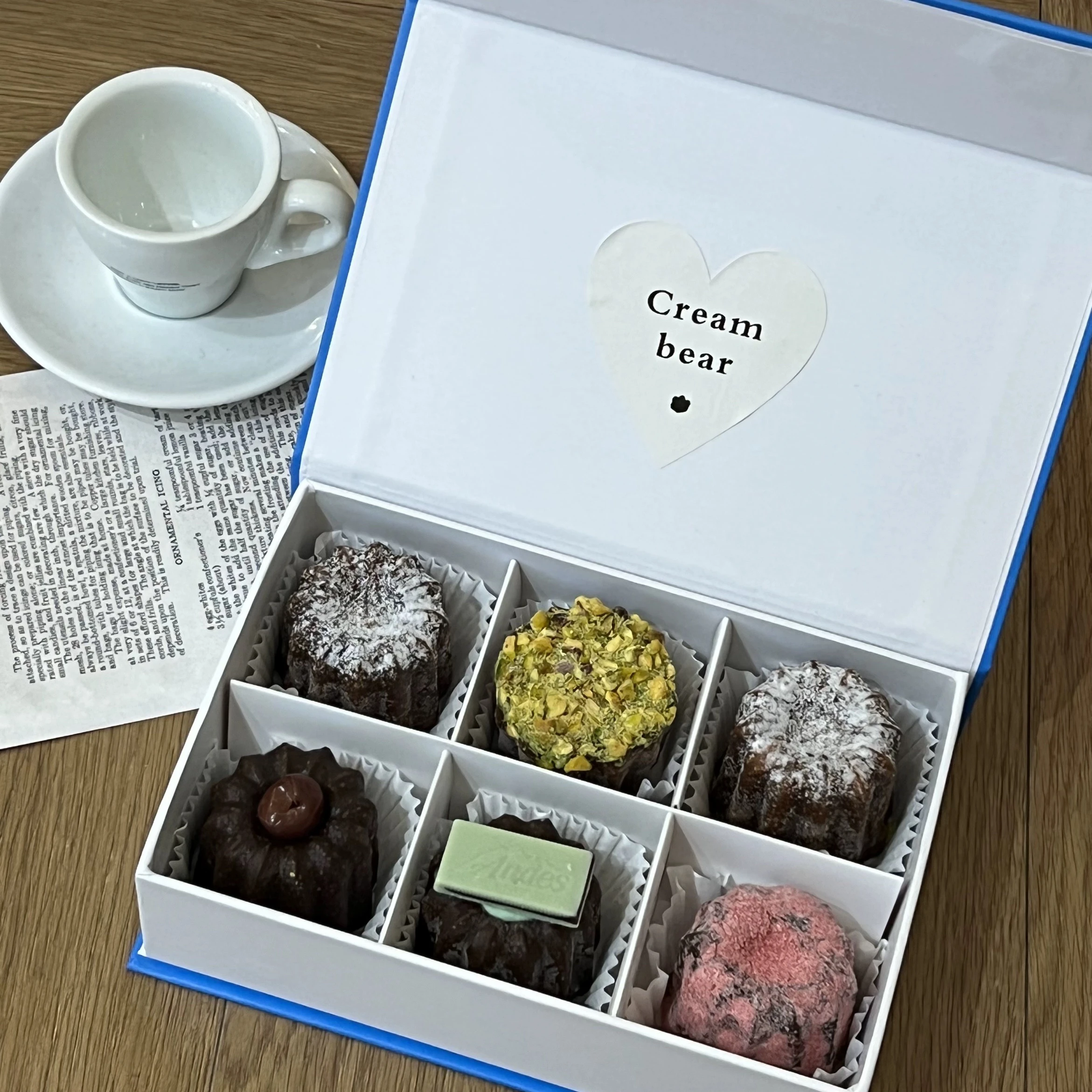 Custom Recyclable Foldable Magnetic Closure Flat Handle Glasses Chocolate Perfume Packaging Gift Box with Magnetic Closure