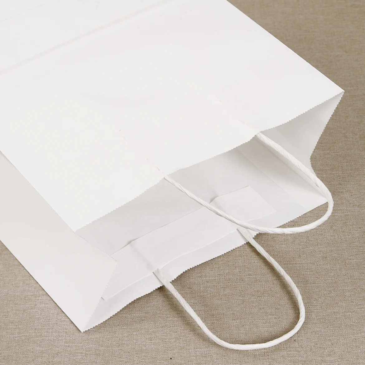 Wholesale Exquisite Screen Printing Customized Recyclable Twist White Blank Kraft Paper Bag
