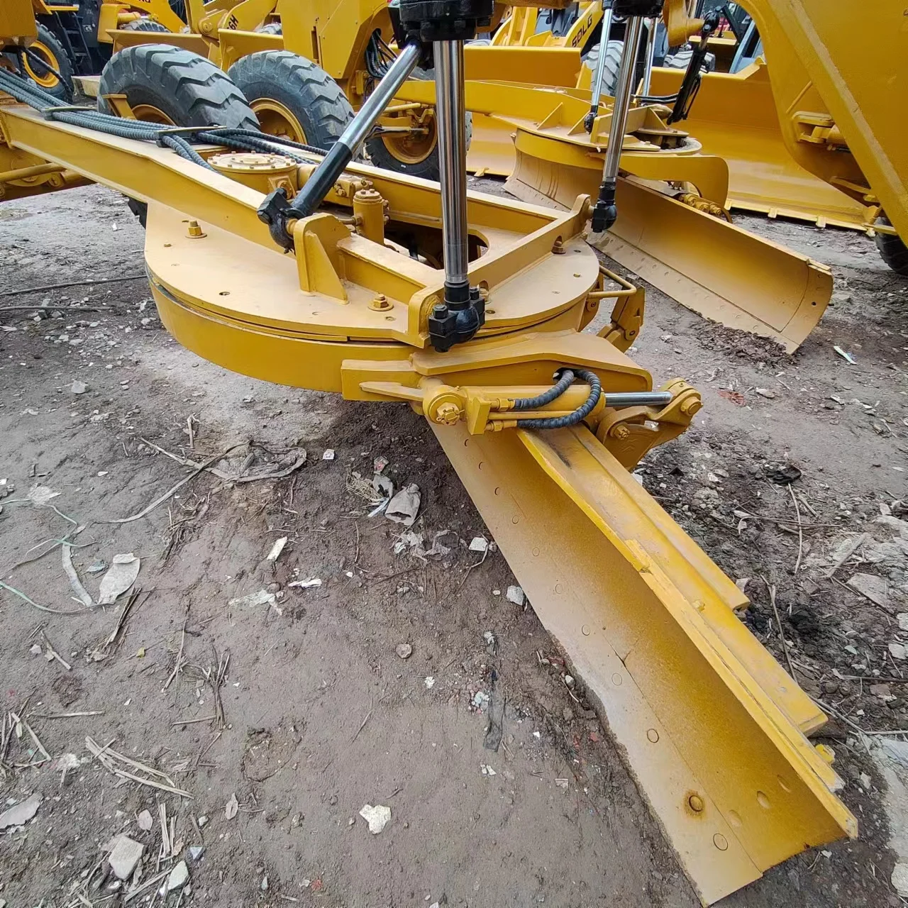 Продажа подержанных грейдеров CAT 140H 140K 140G с надежной производительностью и прочной сборкой