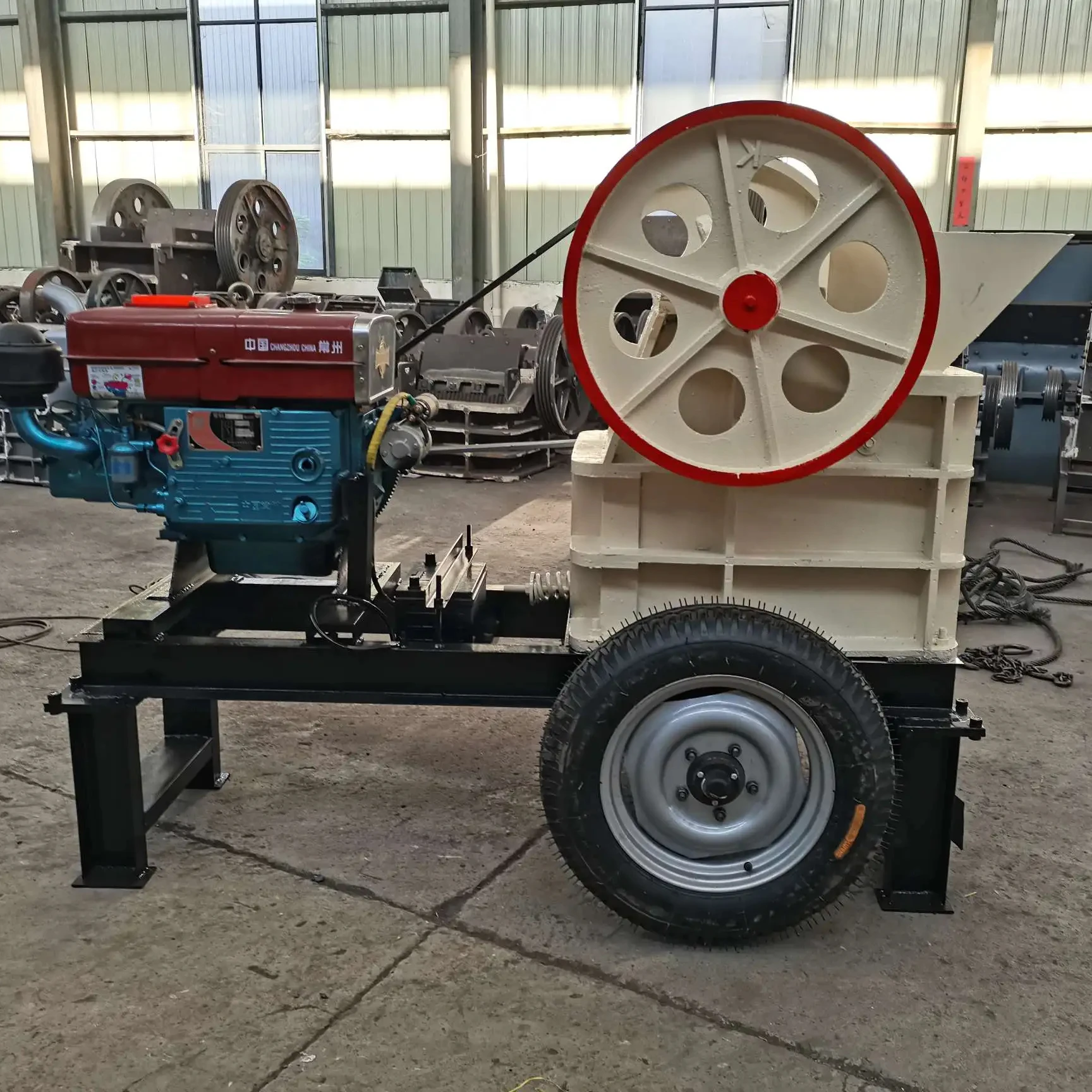 30 ton per day PE 300*500 Diesel Engine Discharges Into 20 mm Jaw Crusher Rock Ore Cone Crusher Plant Crushing Machine