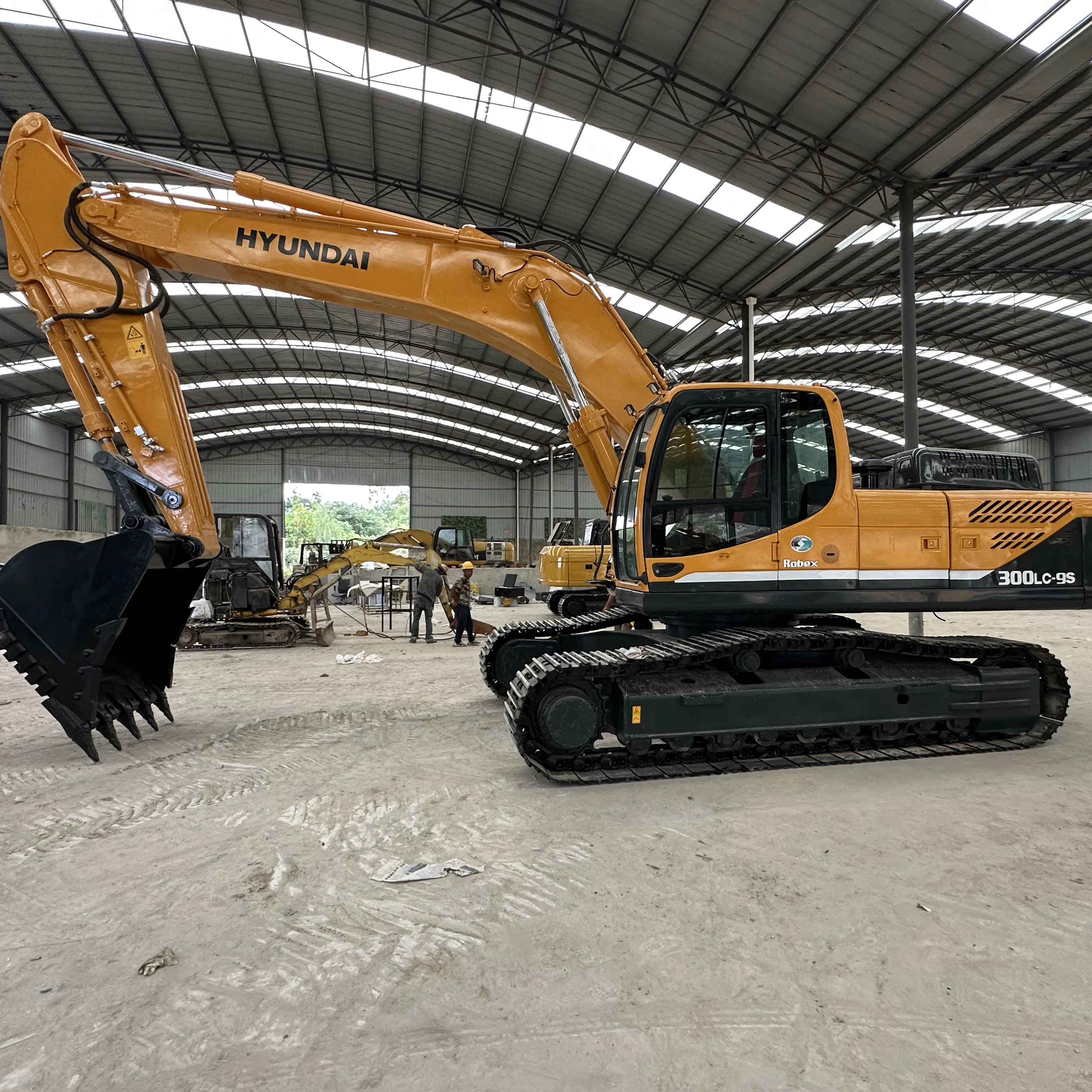 Good Construction the New Listing Used Boutique Excavator Hyundai 300-9s 30 Tons Track in Sale.