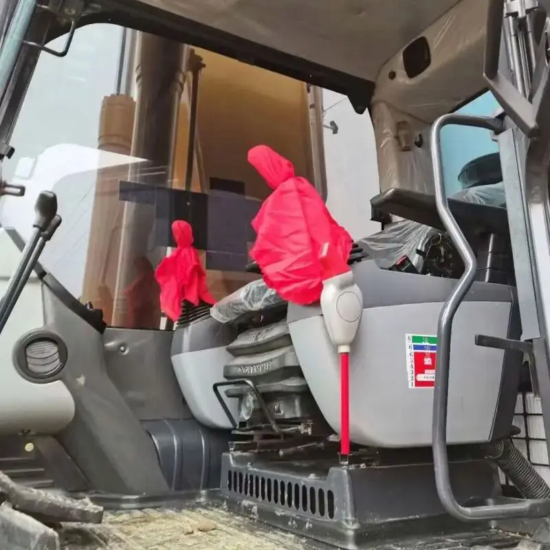 A large number of Komatsu type 220-8MO excavators, as well as Volvo 220, Carter 323, Kobelco 210 and other used excavators