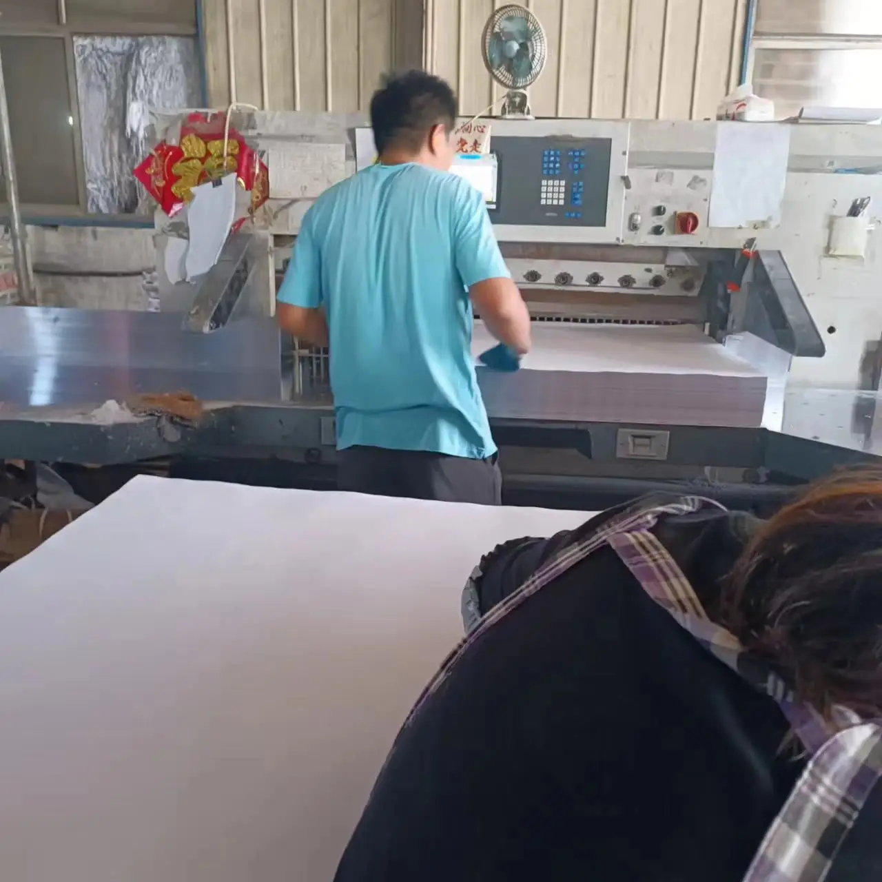 Factory price a4 size sheet white colour hard copy bond paper 80gsm for sale