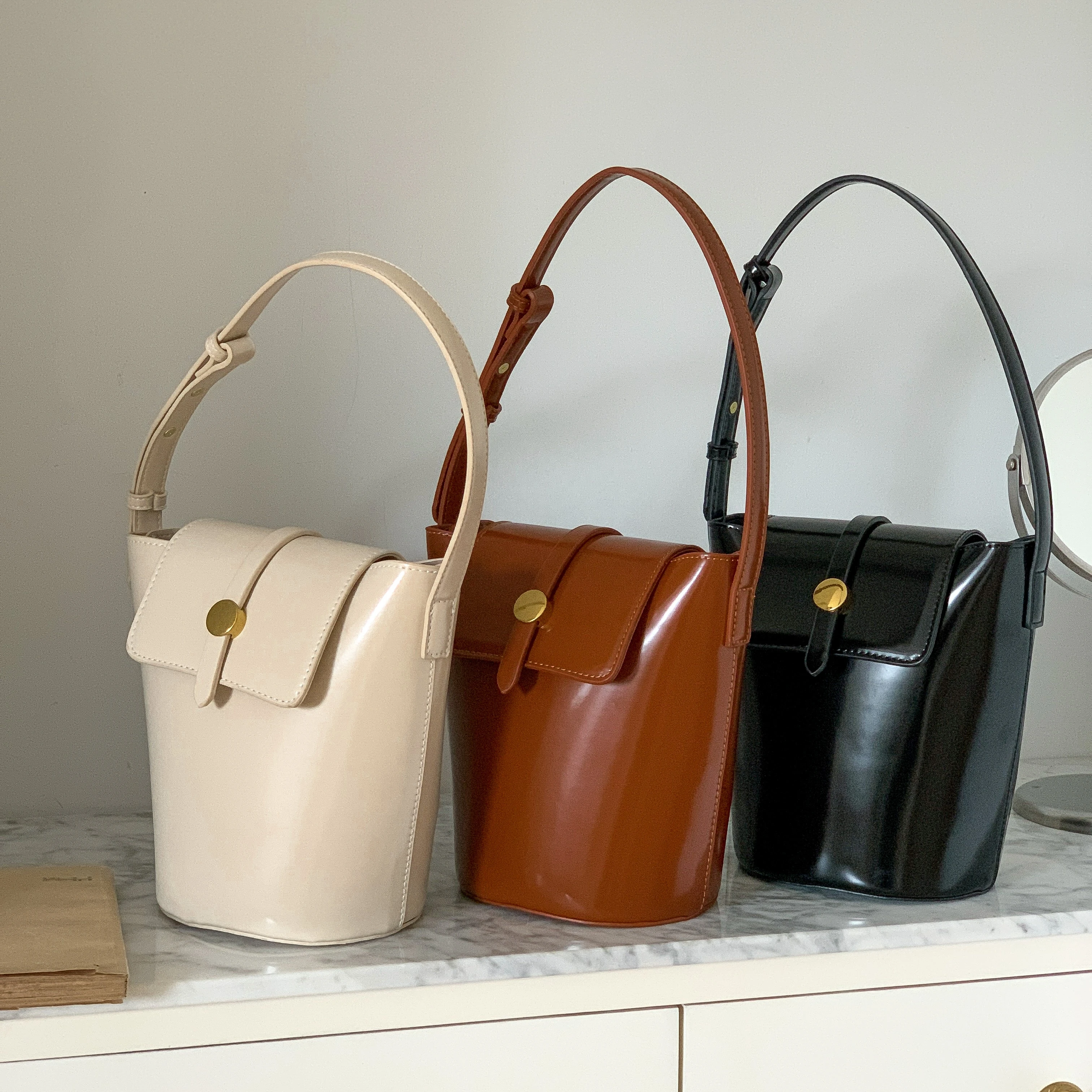 2024 New Designer High Quality Glossy PU Leather Shoulder Bag Luxury Fashion Handbags Simplicity Leather Bucket Bags for Women