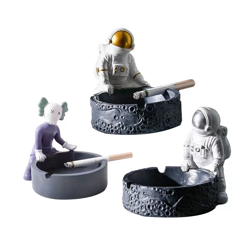Factory Customized Ashtray Personalized Creative Fashion Astronaut Design Ashtray Family Decoration Resin Ashtray Violent Bear
