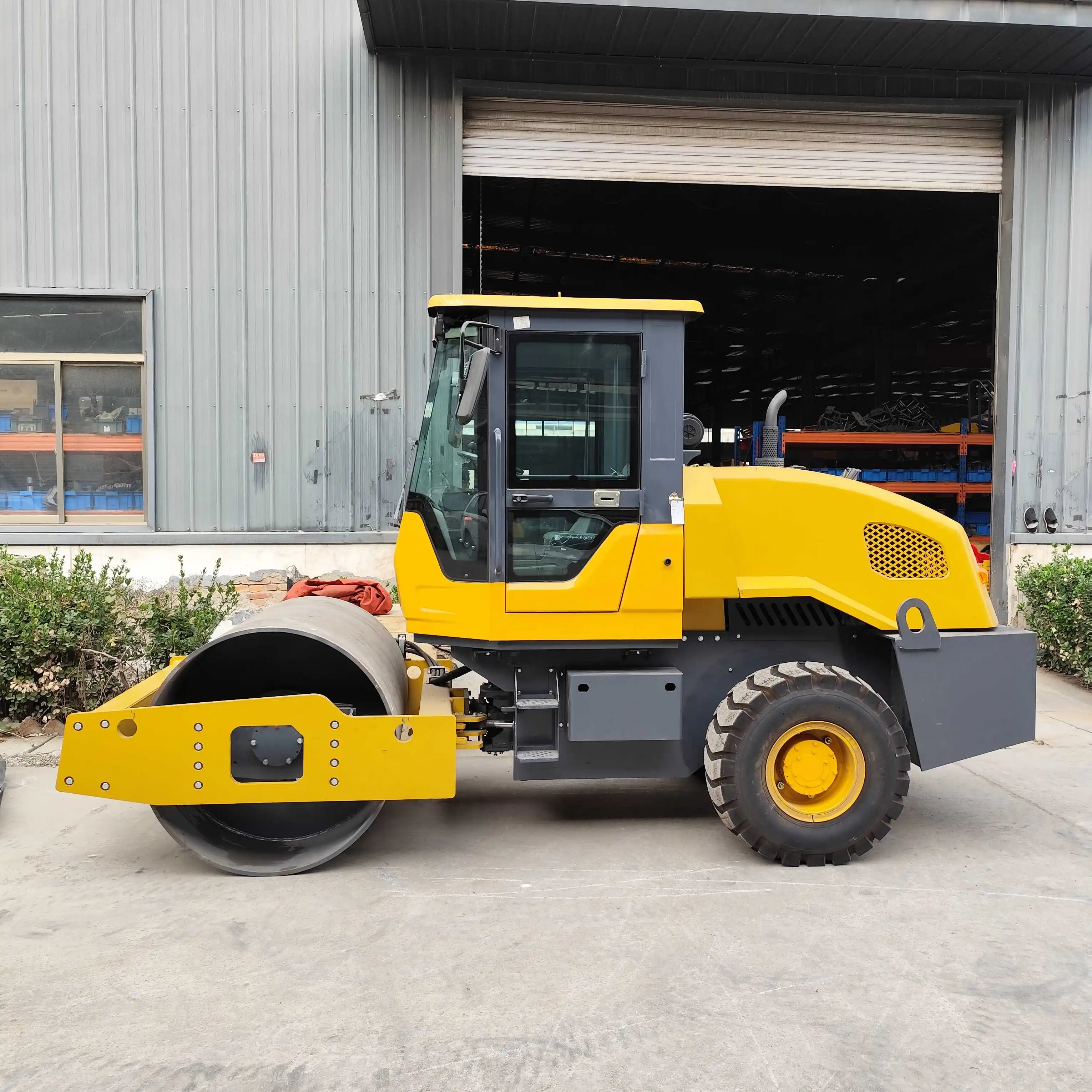 Portable road roller with strong vibrator road building machine, engineering manipulator push compacting machine