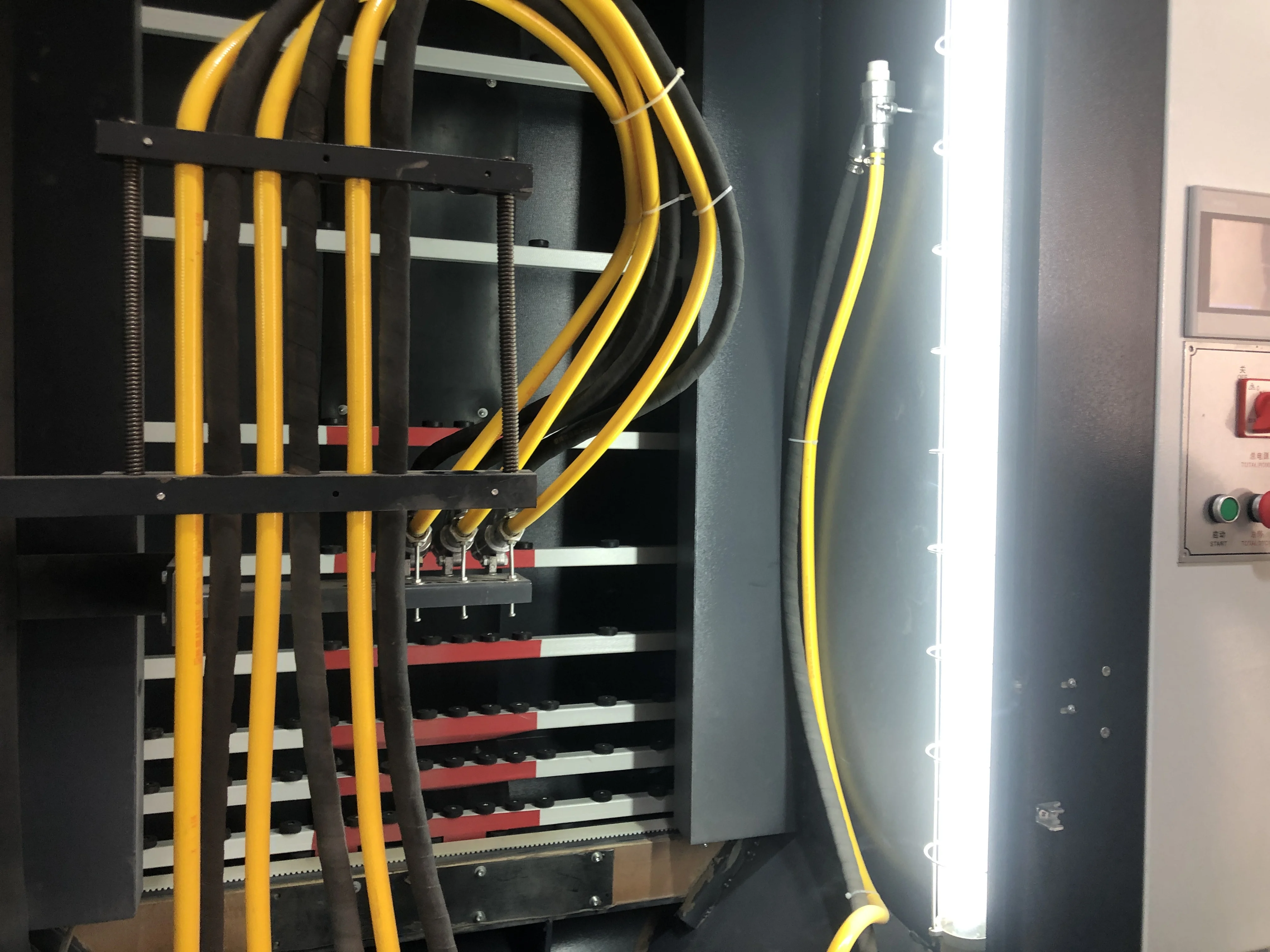 Automatic sandblasting cabin for Glass shot blasting machine GMS109 Auto Glass Sand Blasting Machine