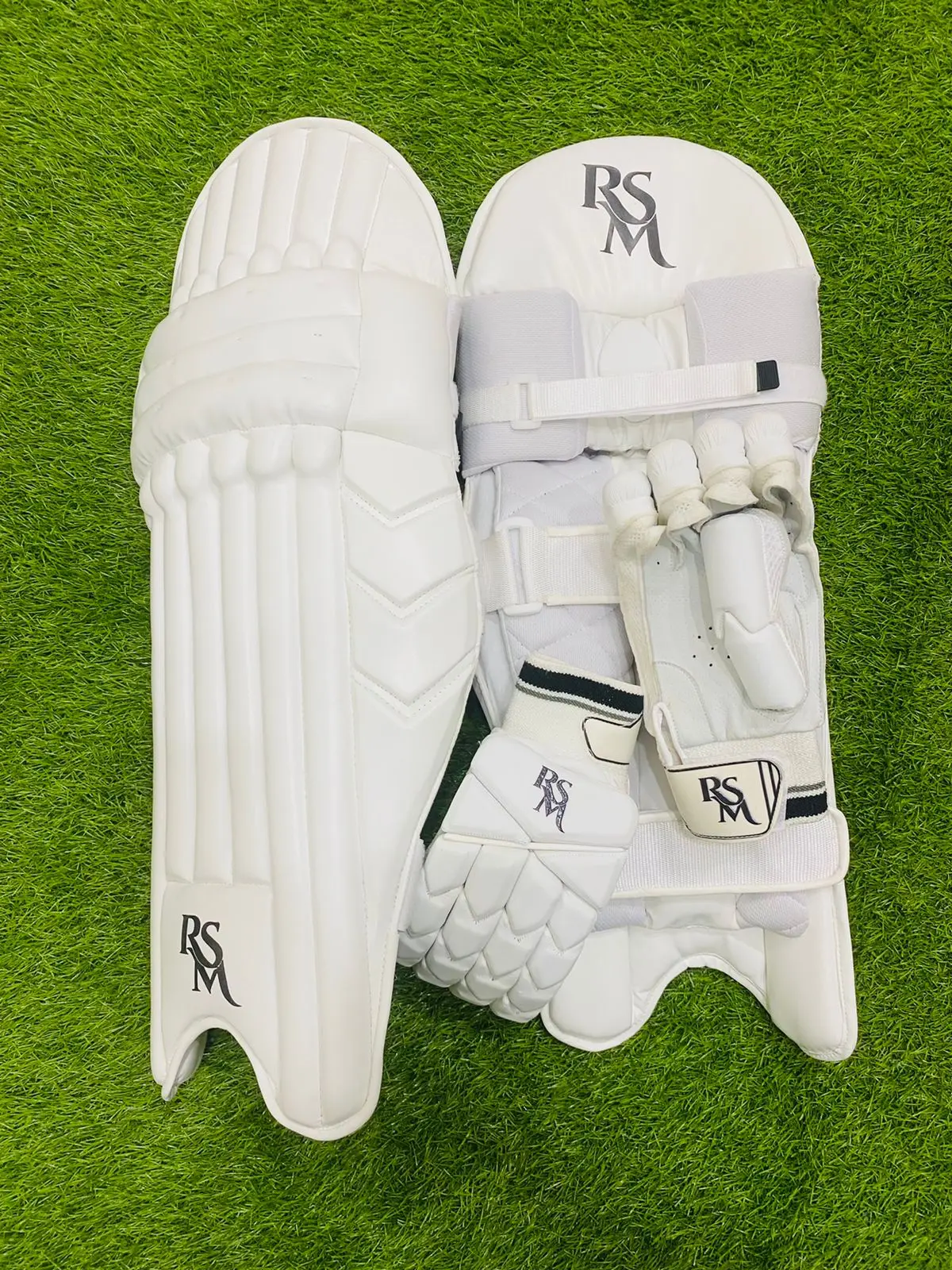 RSM CRICKET SUPPLIES LEG GUARD COLOR BLACK & WHITE