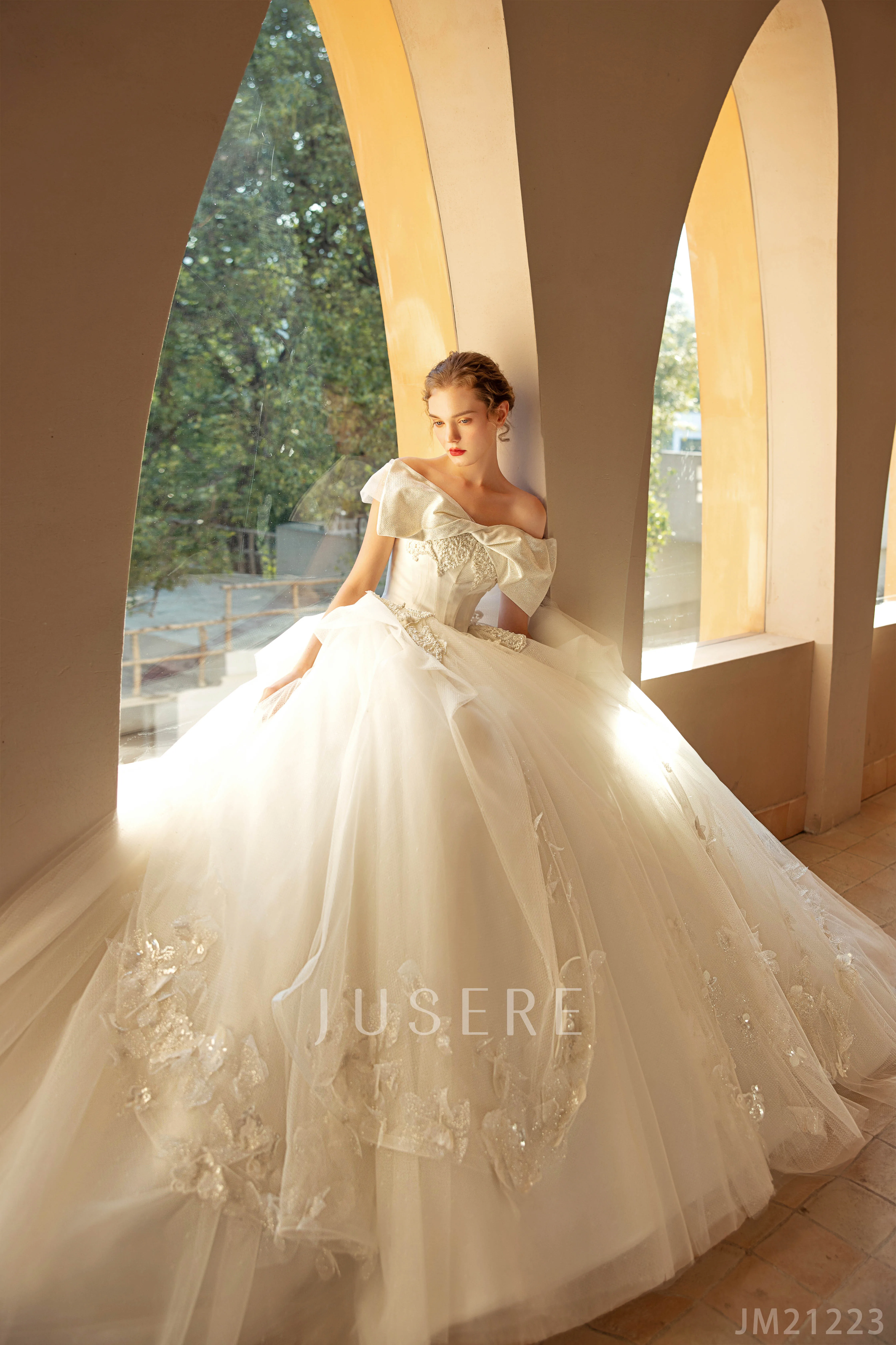 Потрясающие уникальные свадебные платья с кружевной аппликацией и длинным шлейфом