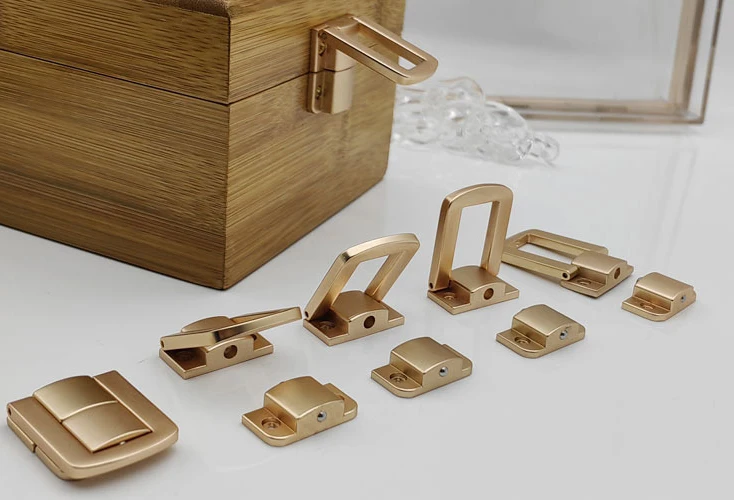wood box metal lock.5.jpg