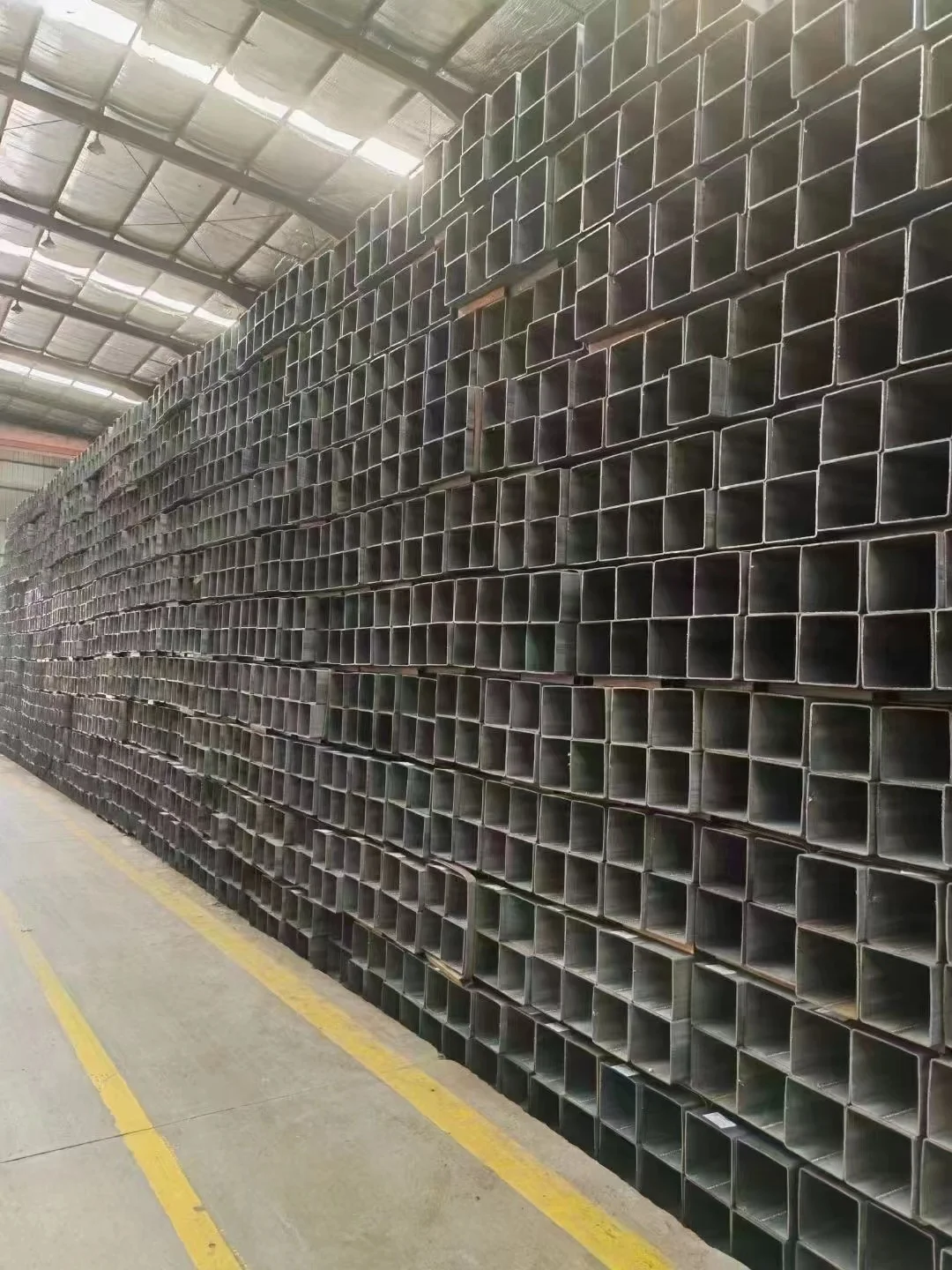 Modern Design Square and Rectangular Hollow Section Steel Tube Black Carbon Steel for Villa Applications Plate Type