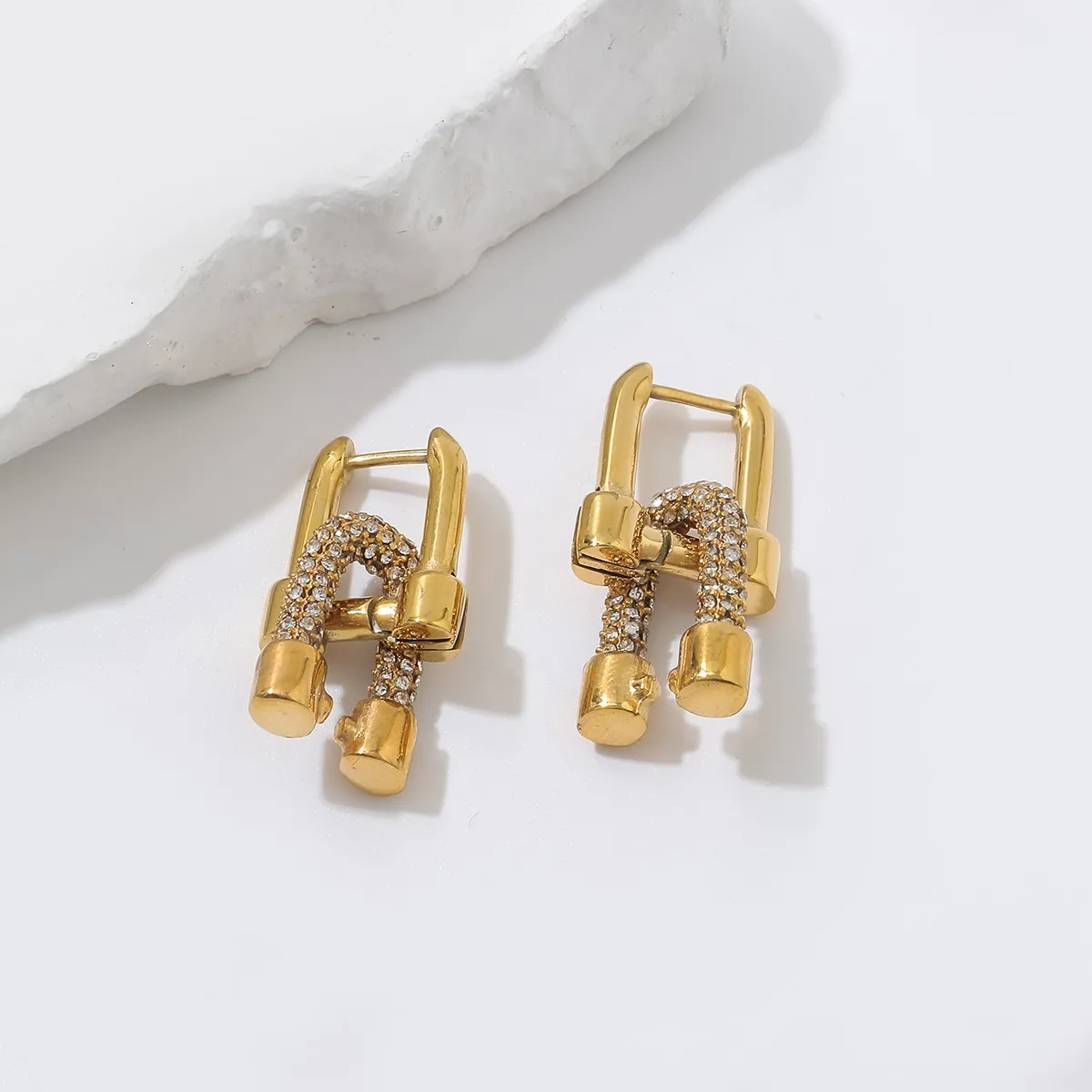 Ruigang Custom 18k Gold Plated Stainless Steel U Shape Double Hoop Horseshoe U Earrings Lock Buckle Earrings for Women