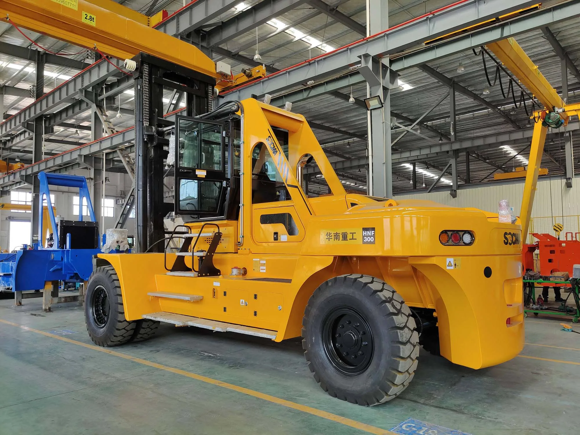 HNF-300 SOCMA 30t forklift transporting concrete plates