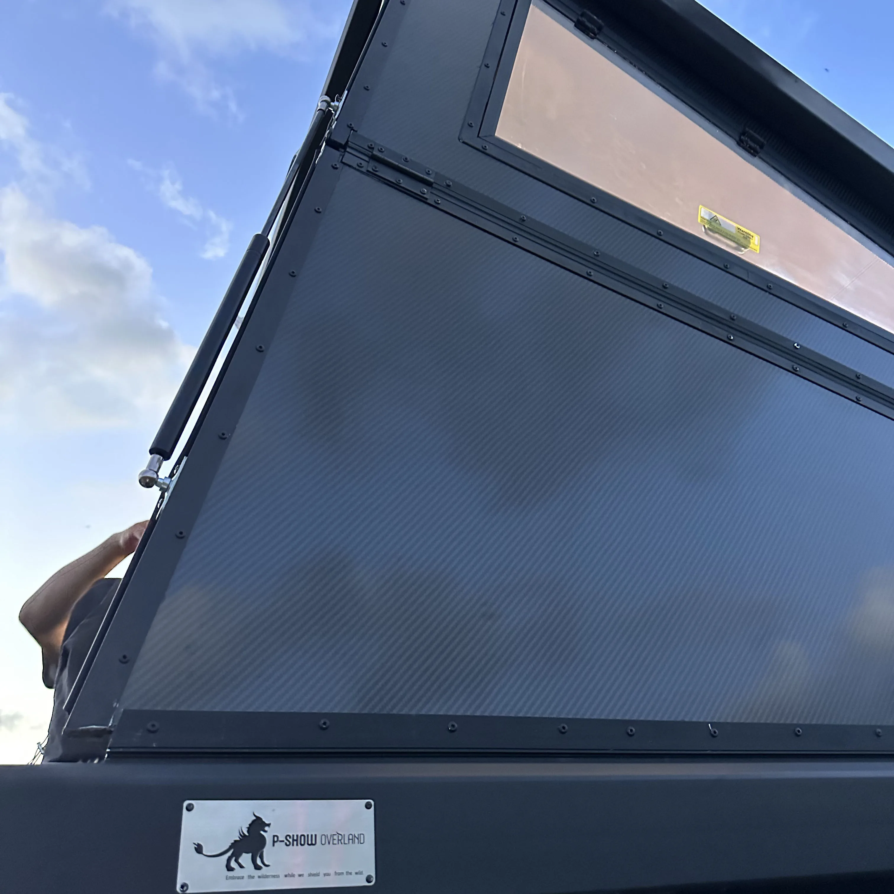 PSHOW Weather-Resistant Rooftop Sleeper with Carbon Fiber for Camping