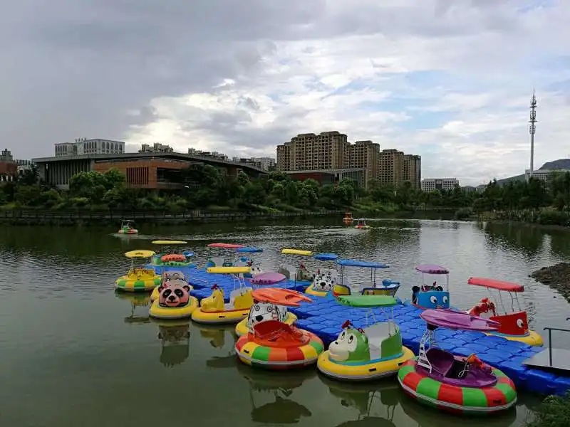 Electric fiberglass adult water play equipment bumper boat