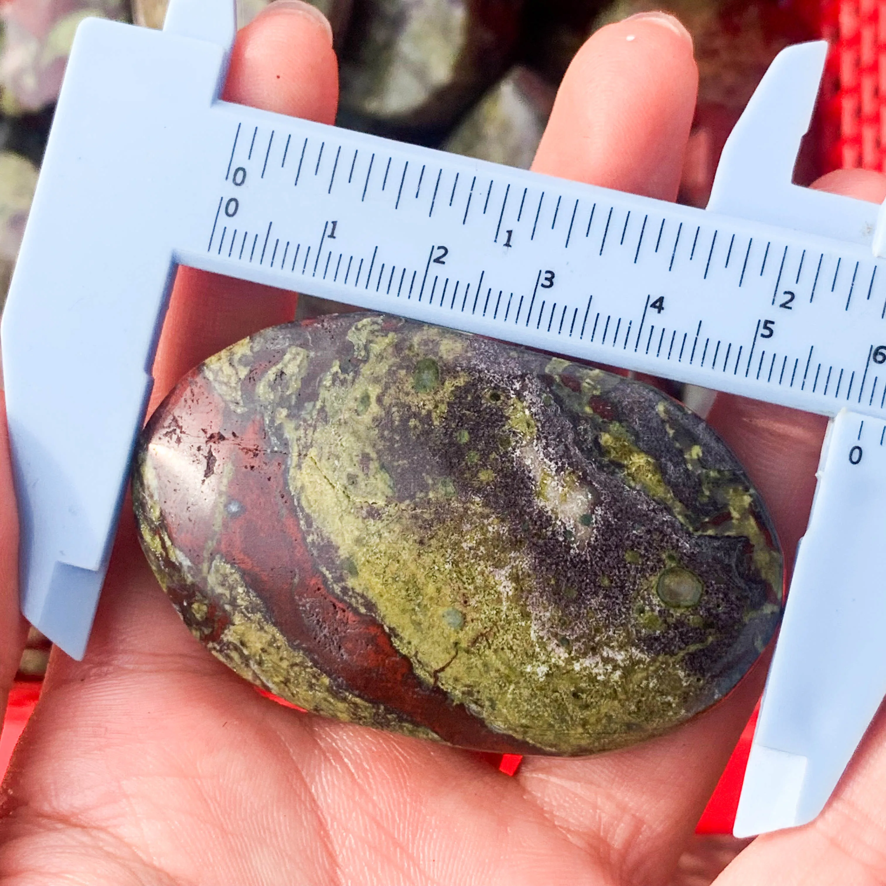 Natural Wholesale Price Crystal Palm Stone Dragon Blood Stone Heart for Healing