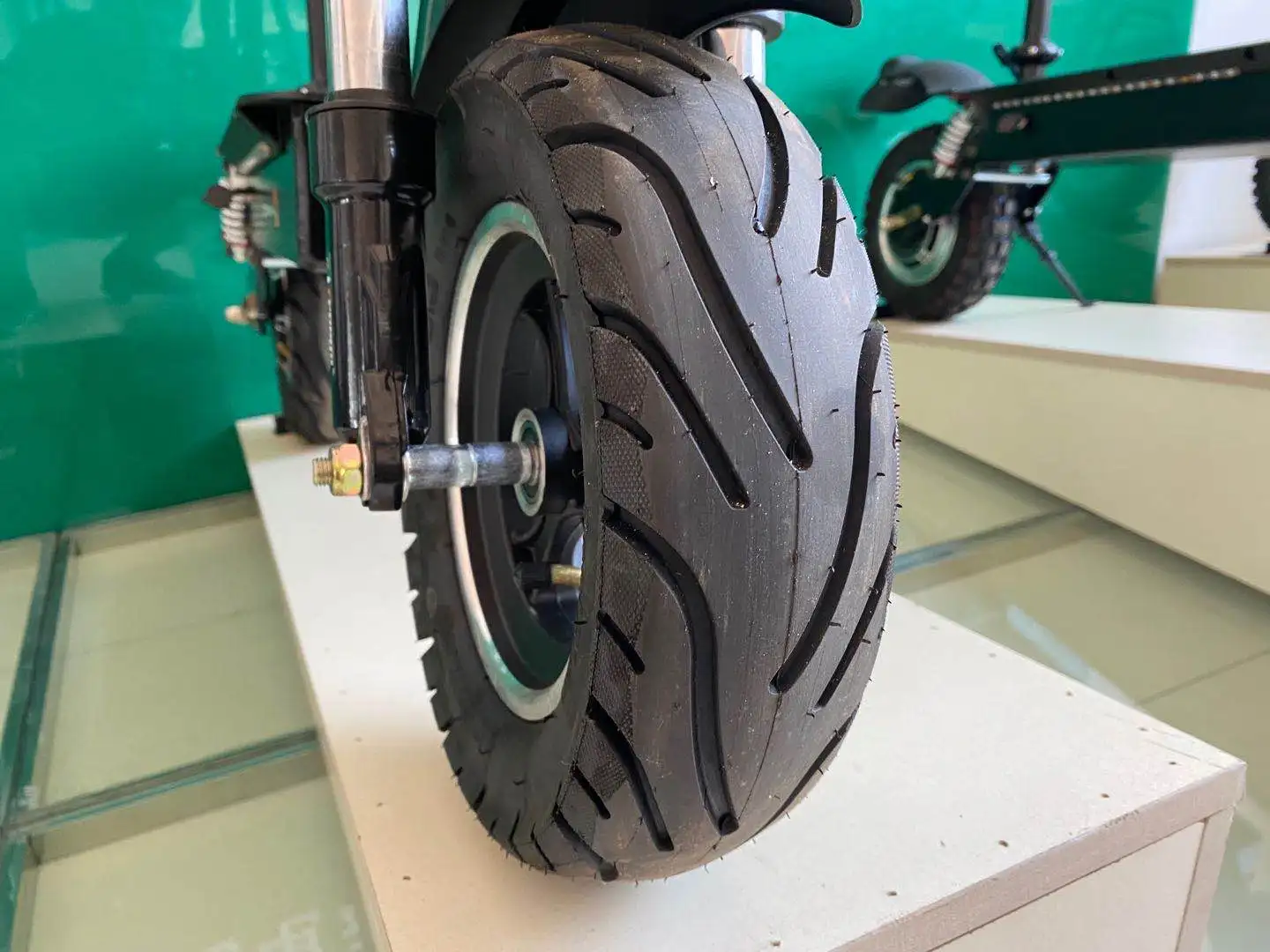 Aluminium Alloy Frame Motor 500W 10-inch Inflatable Tire Electric Scooter with Seat