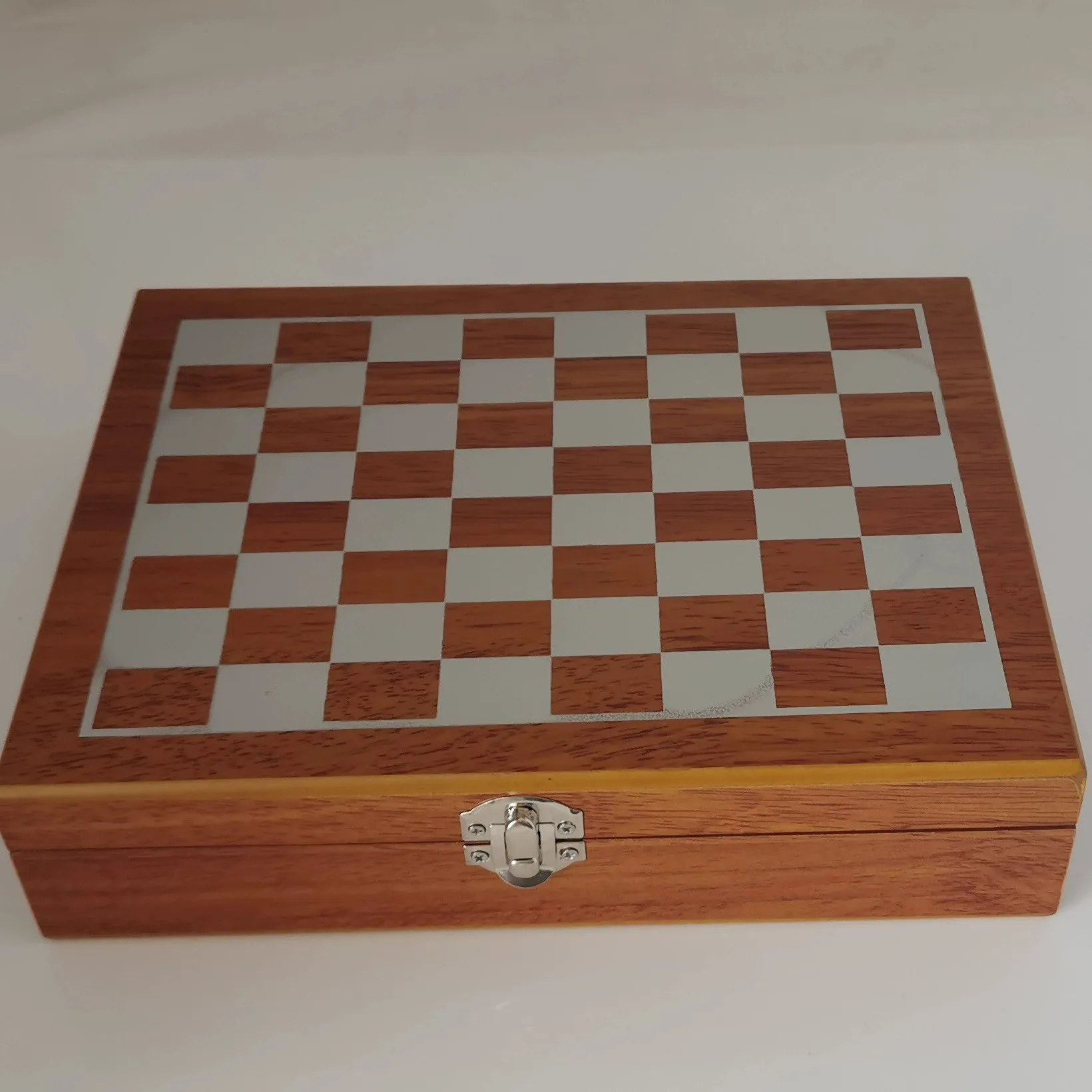 Wholesale Wooden Chess 8oz Brown Leather Hip Flask Set  Stainless Steel Flasks With Funnel and 4 Cups Gift Box