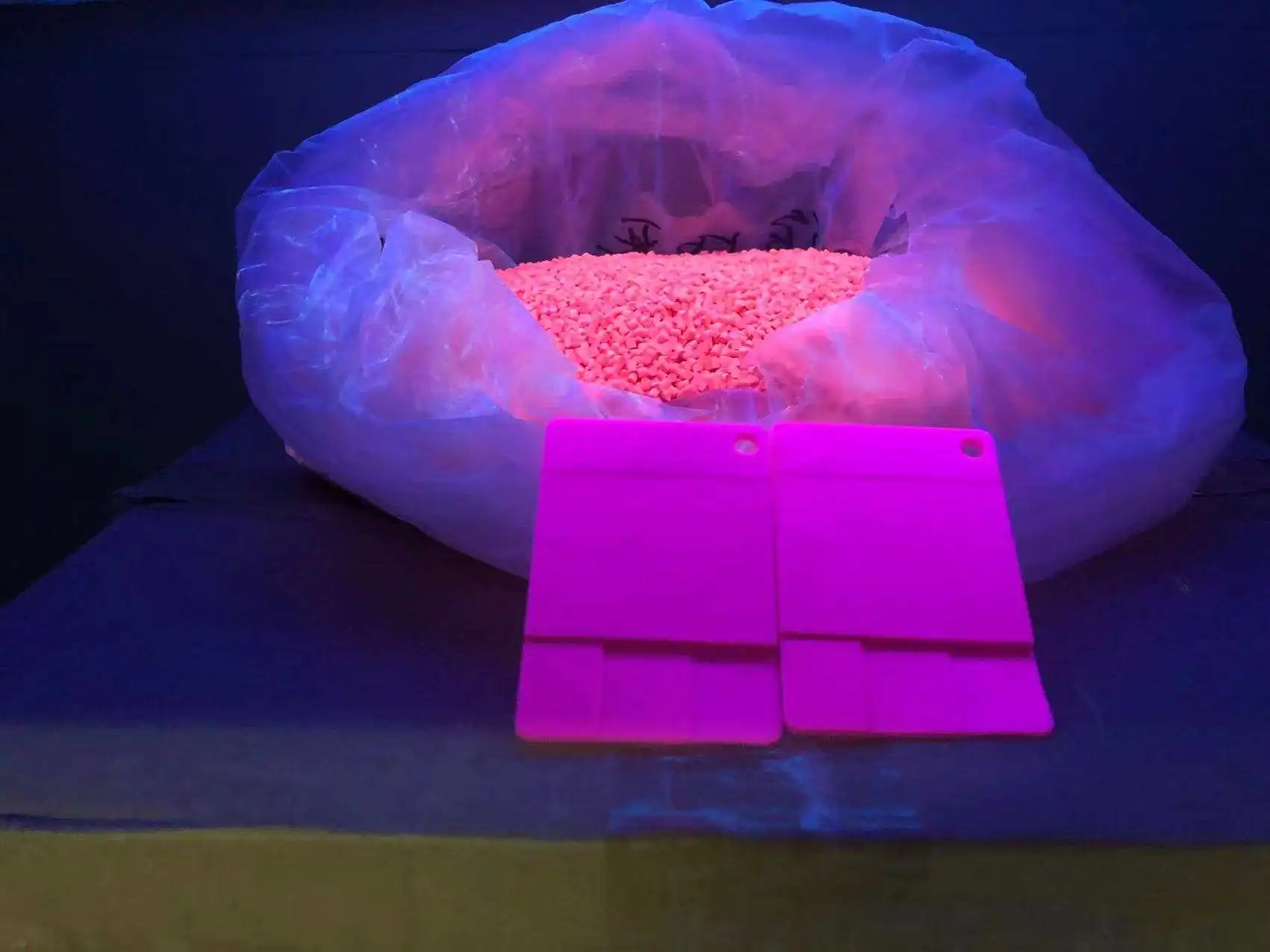 Пластиковая флуоресцентная цветная маточная лампа, светящаяся под УФ-лампой