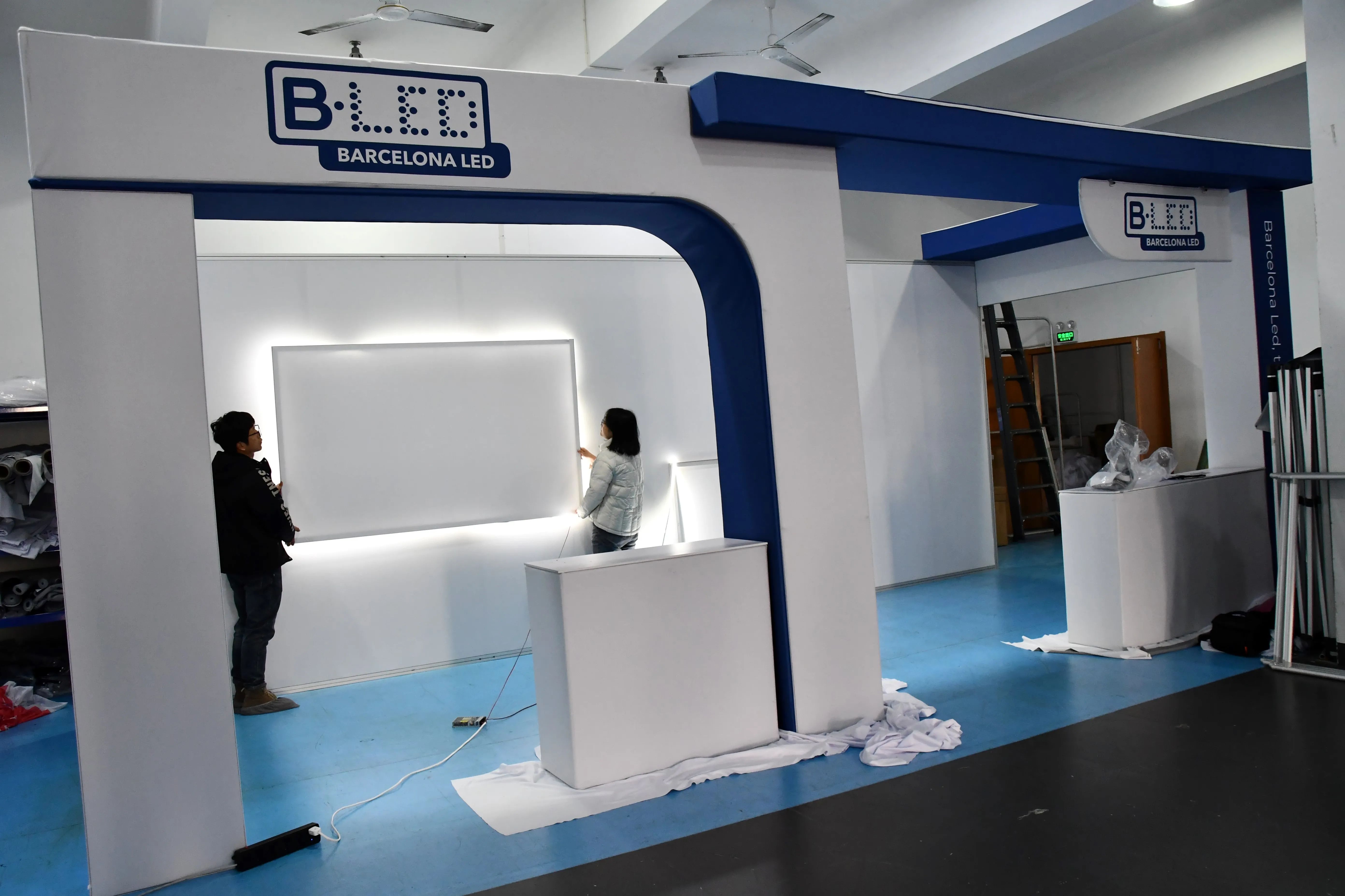 Corner Trade Show Booth Exhibition Display Stand 10x20 with Banners for Trade Shows