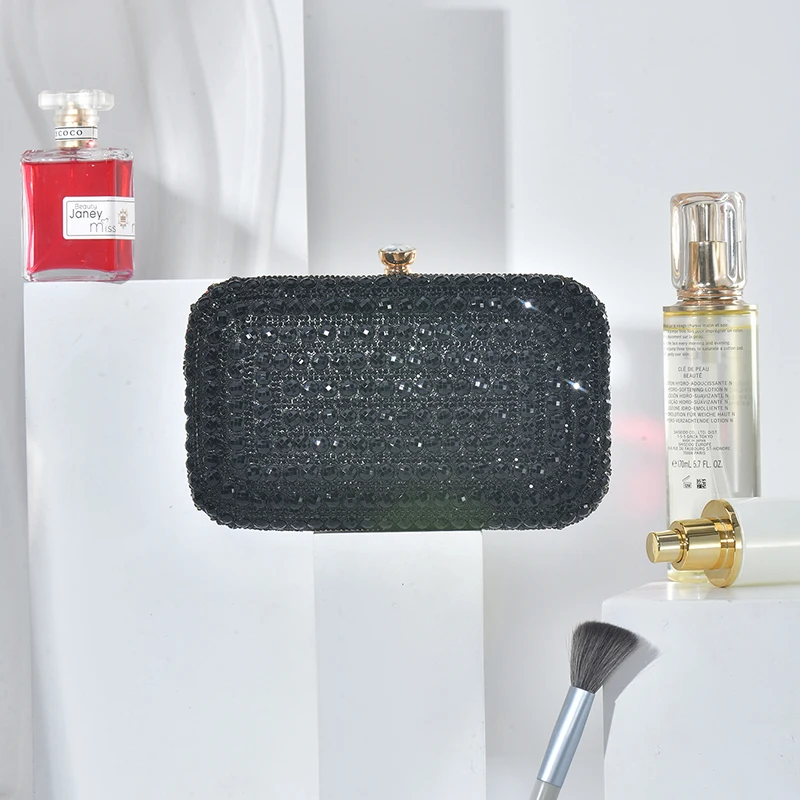 Прямоугольный клатч со стразами