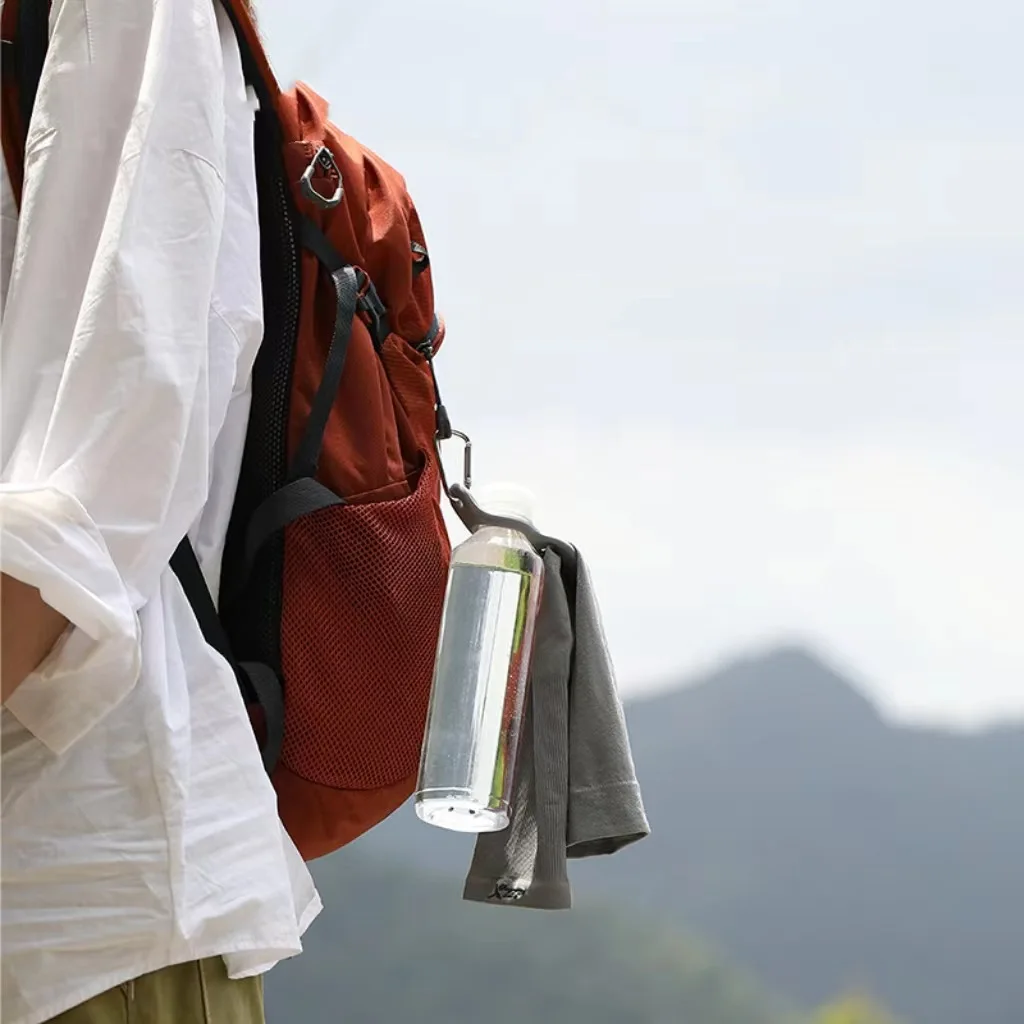 Wholesale silicone water bottle buckle dog poop bag holder pet poop bag dispenser hands-free clip