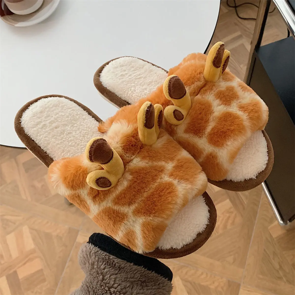 Designer Open Toe Slip On Furry Bedroom Slippers With Fur Winter Cute Giraffe Character Fur Indoor Shoes Slippers for Women