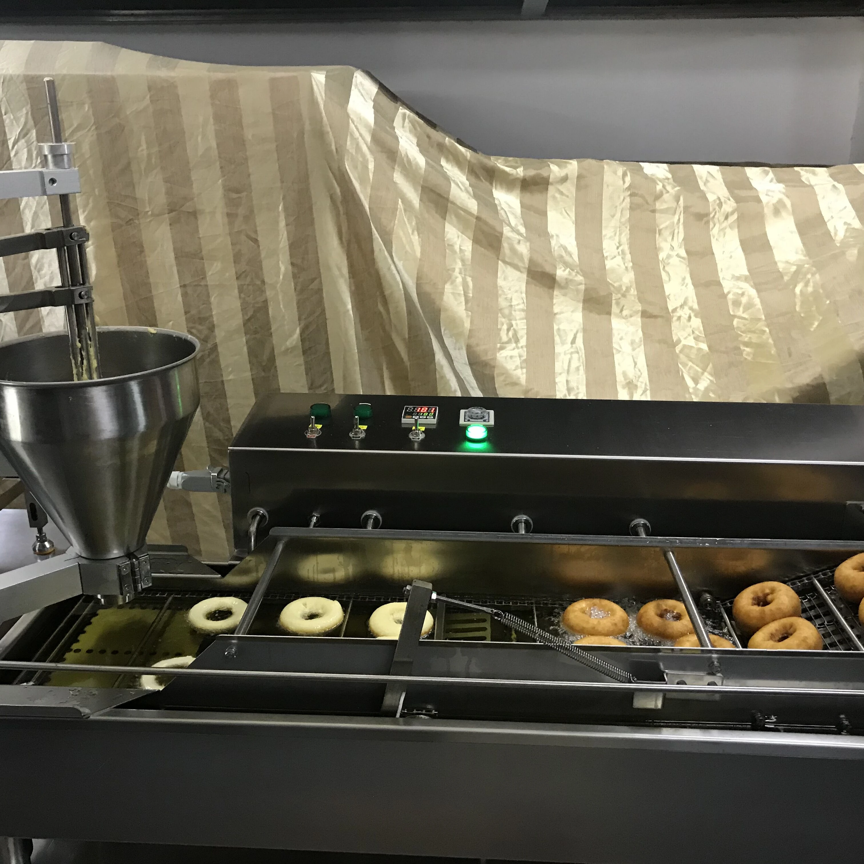 Hot selling automatic mini donut making machines in Shantou