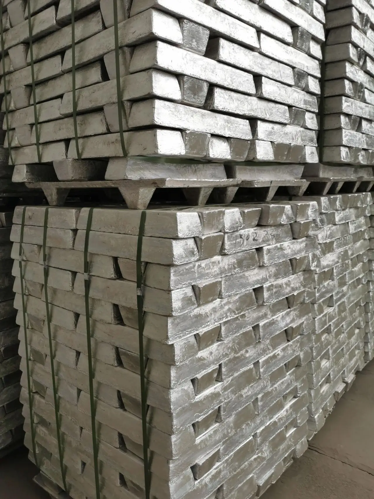 Magnesium Ingots and Mg End Pieces Mg Ingot 99.9%, 99.95% Price