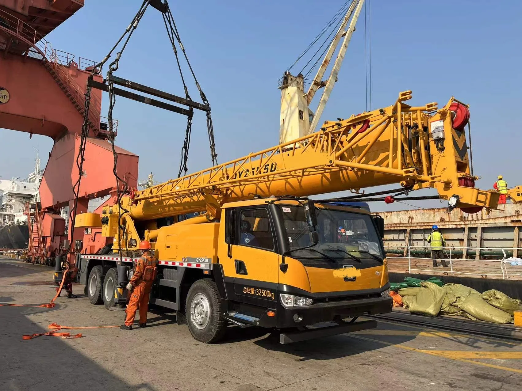 STOCK 25ton Crane QY25K5D 6 Wheels Truck Crane Mobile Cranes with Ourtiggers in Dubai