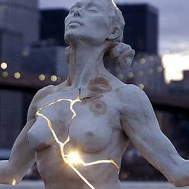 Hot sale high quality bronze famous bronze lady with LED lights sculpture