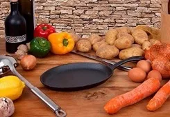 Cast iron plate barbecue meat sizzling plate steak pan BBQ grill with cast iron handles and wooden base