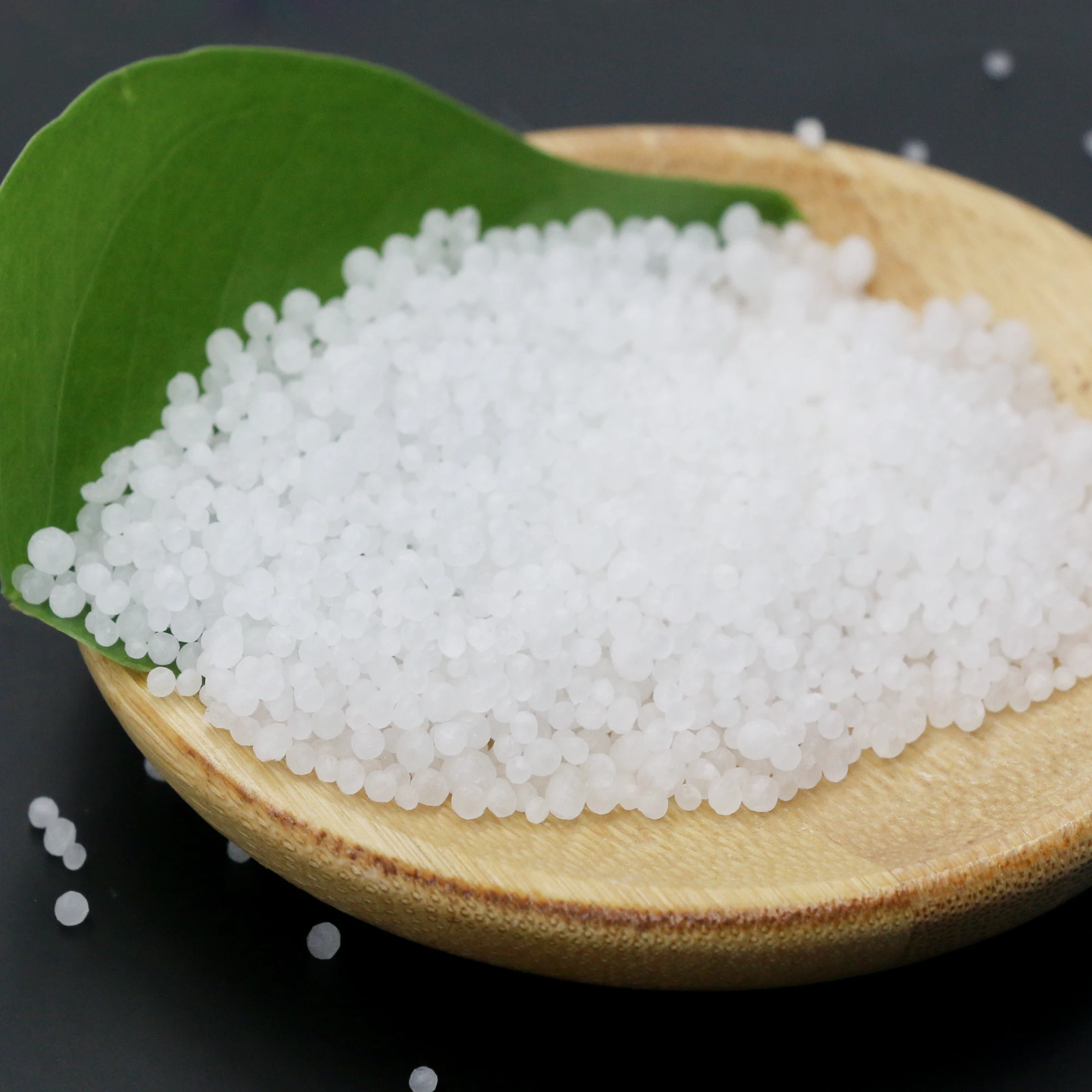 Увеличивает урожайность урожая и улучшает качество почвы, небольшая гранулированная мочевина 46%