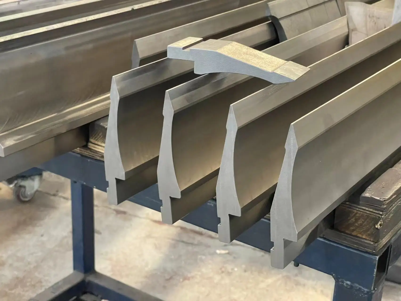 Top Punches 30 Angle CNC Sheet Metal Bending Amada Press Brake Machine