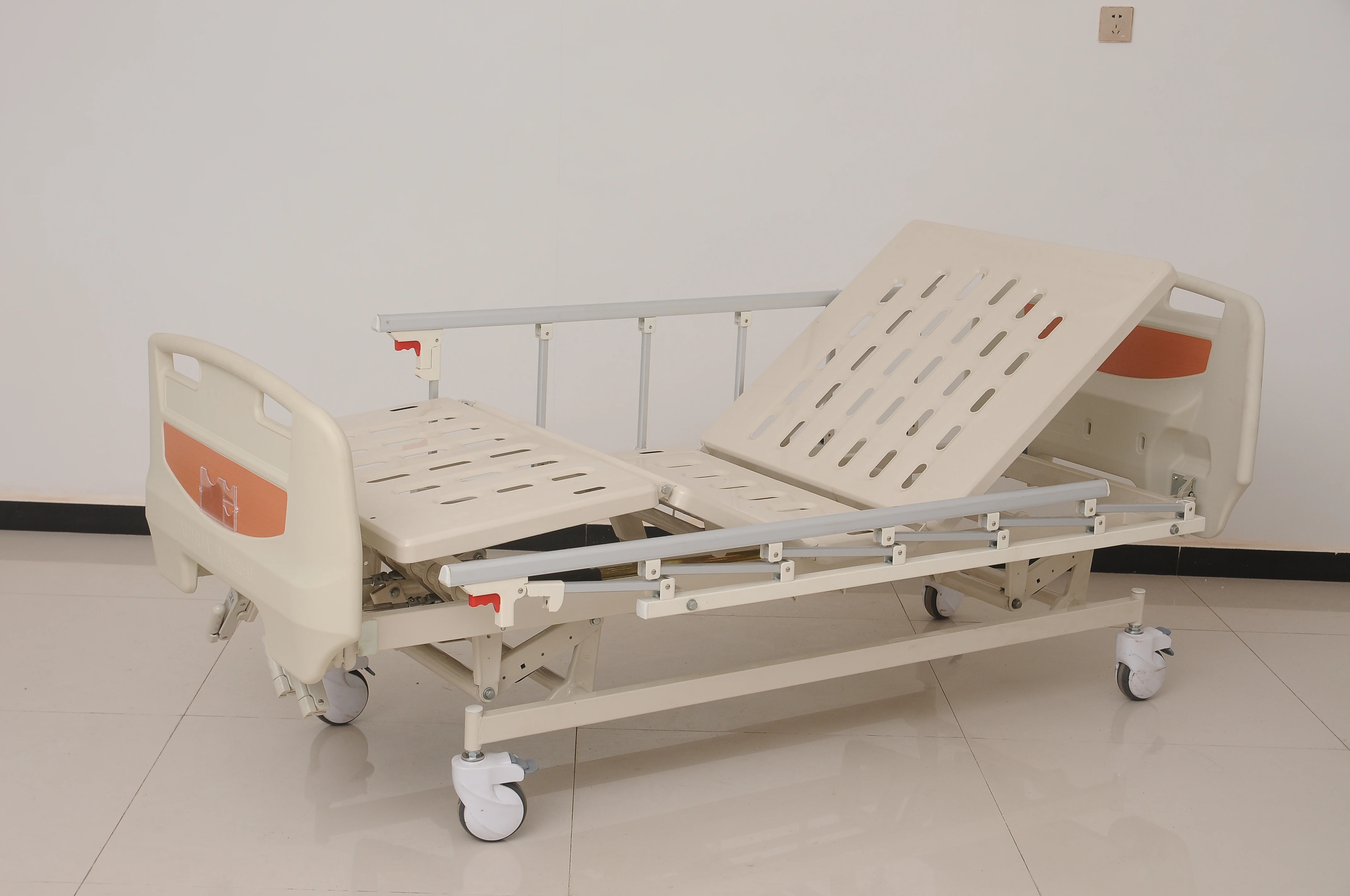Multi function single and double swing 3 crank manual paramount hospital bed with automatic toilet