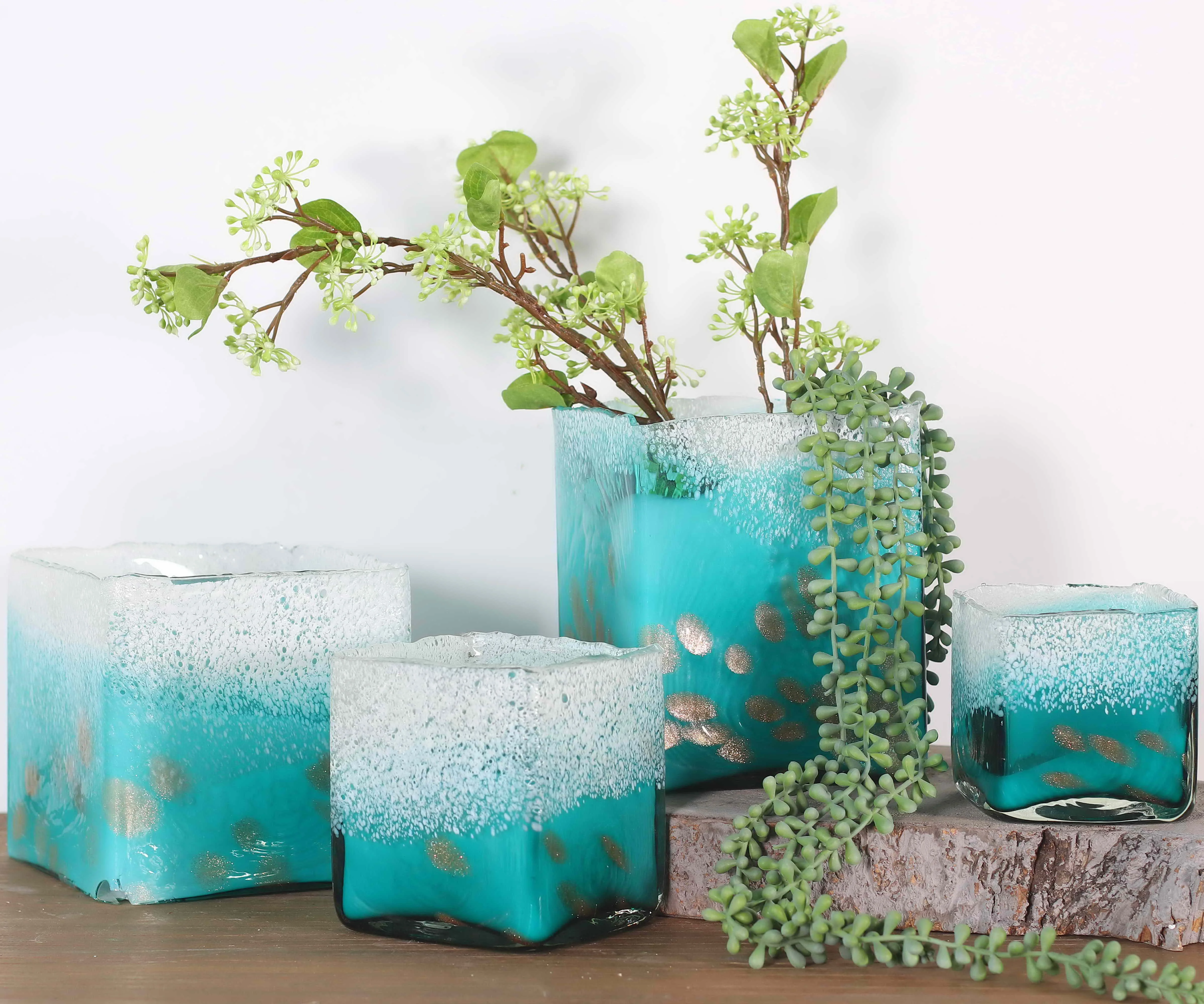 
 Высококачественная квадратная ваза небесно-голубого цвета украсит гостиную  