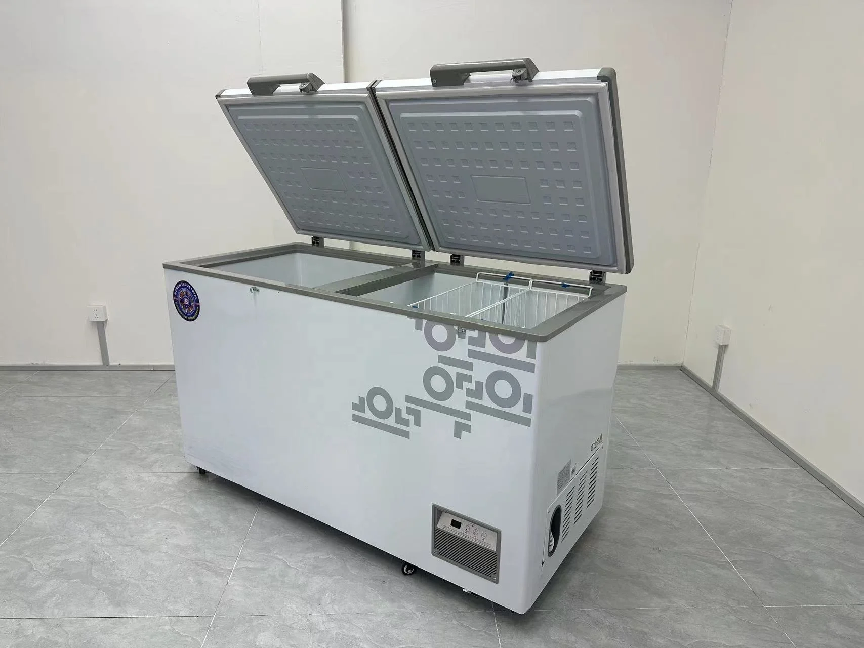 The high-end two-door horizontal ultra-low temperature freezer is suitable for the storage of fresh meat and seafood