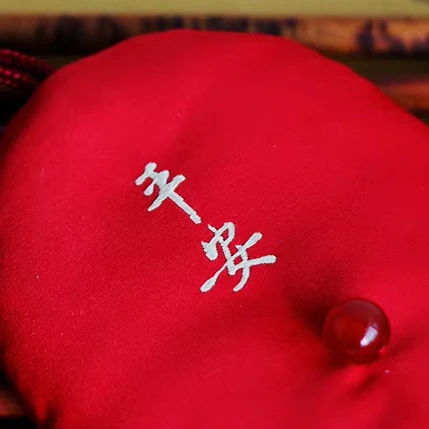 Stylish Pull-out Portable Key Storage Bag Character silk embroidery  Mini Card Holder High Protective Car Key Cover