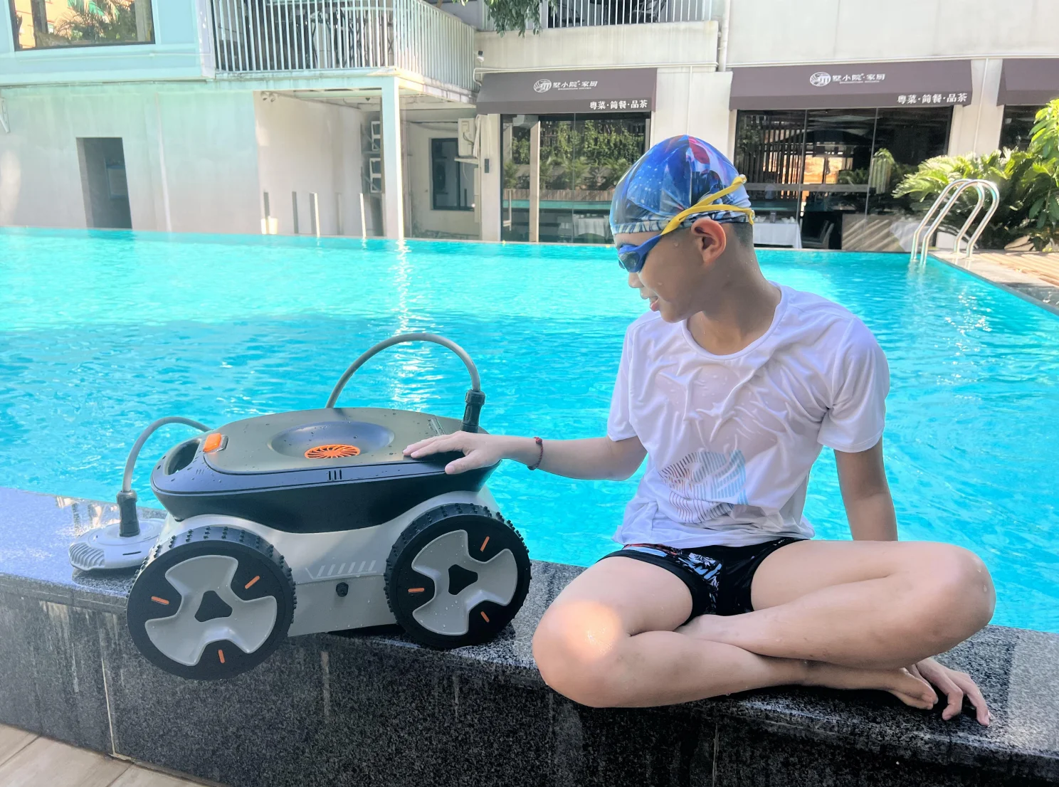 2024 automatic swimming pool cleaning machine automatic wireless pool cleaner robot machine for pool