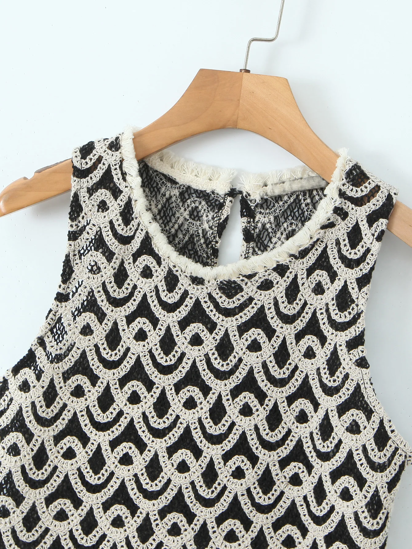 Crew neck beige black color knitted crew neck casual fashion sweater vest for women