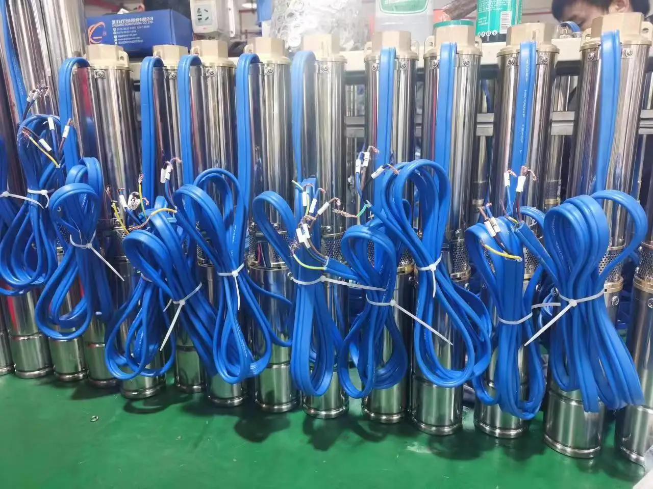 Высокое напряжение 15HP из нержавеющей стали Солнечный погружной насос для глубоких скважин многоступенчатый Электрический постоянного тока орошения сельского хозяйства OEM