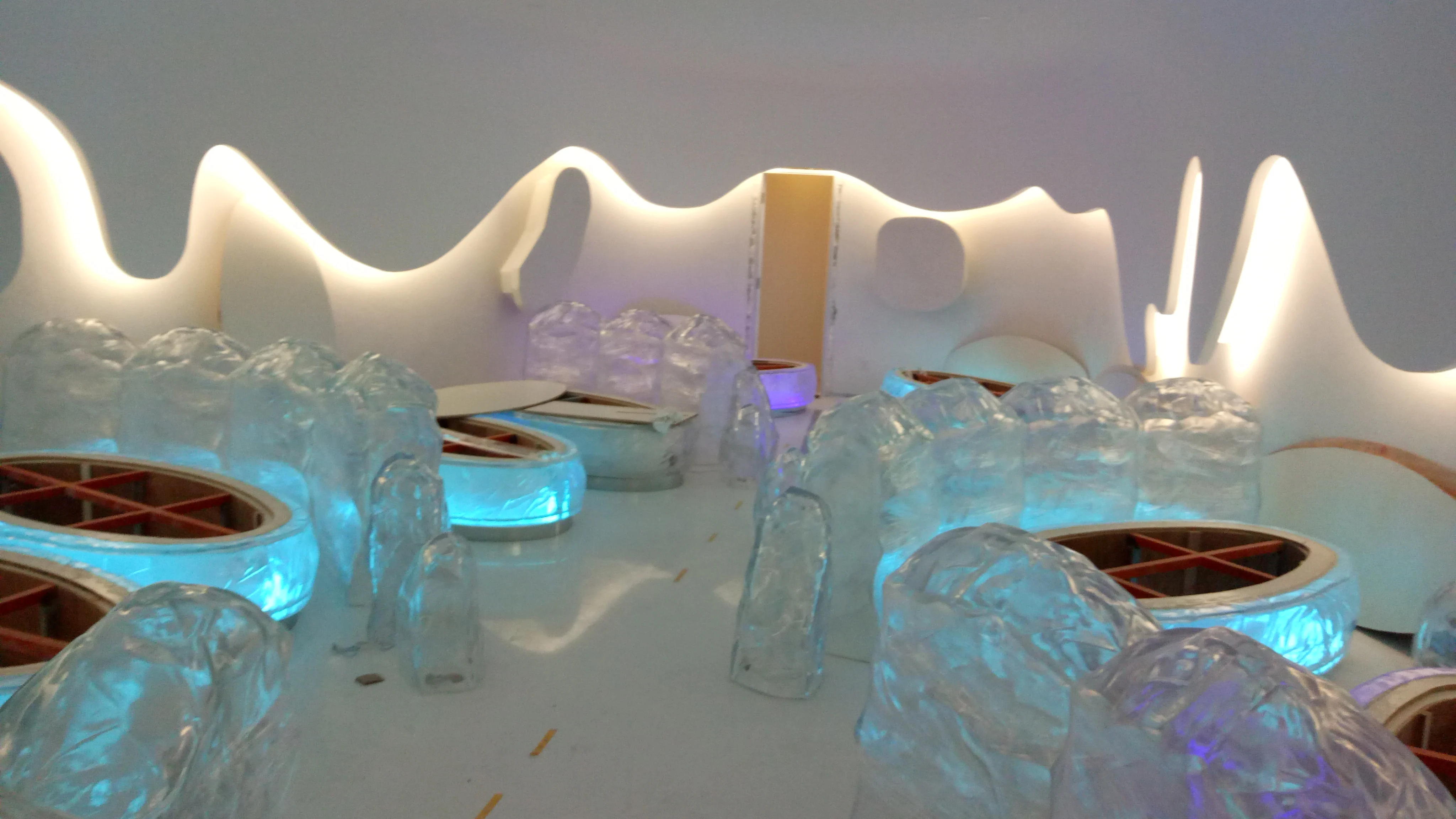 Indoor Decoration Lighted Transparent Resin Ice City Wall Ice Bench